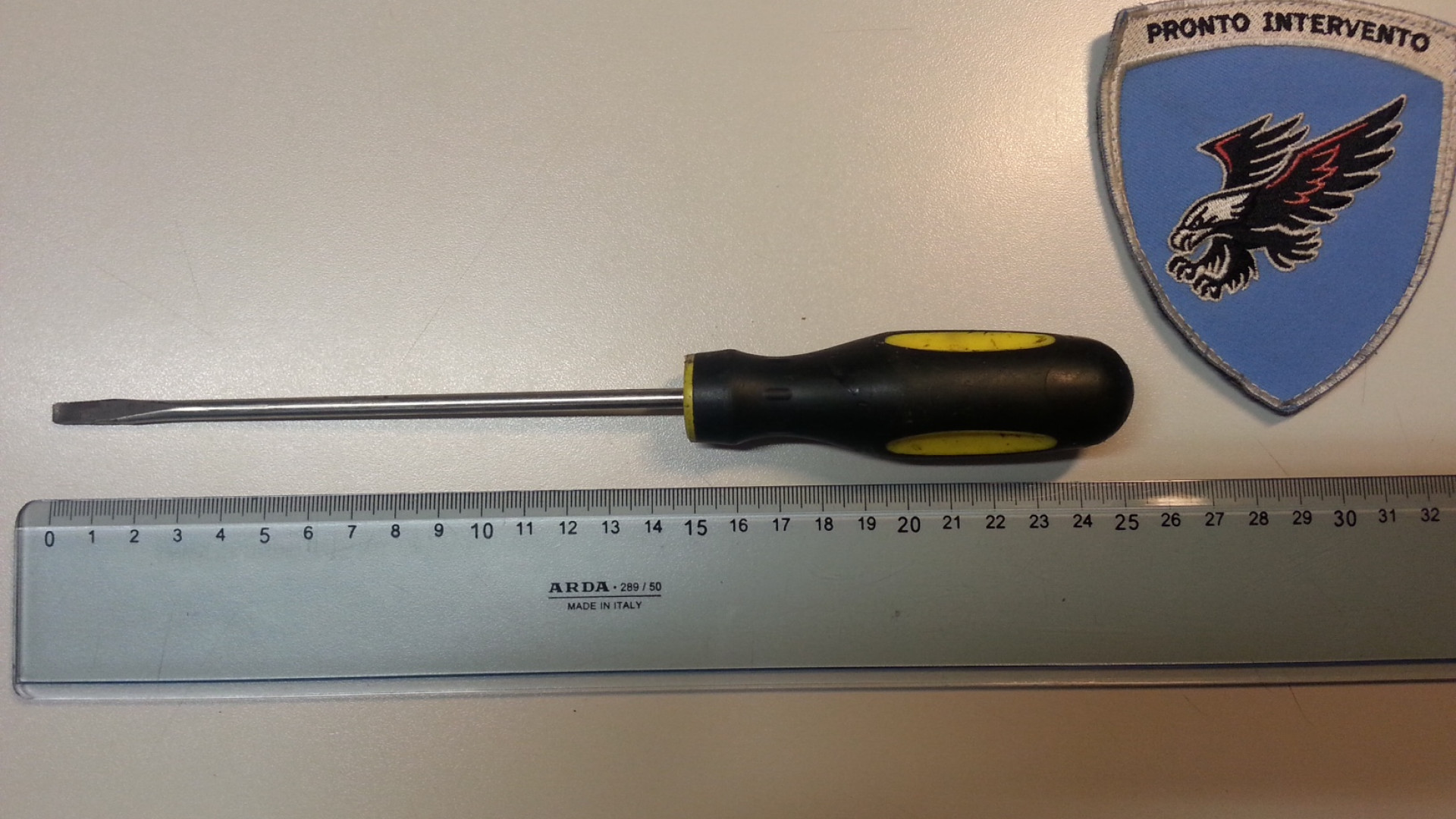 Va troppo piano in auto, minacciato con il cacciavite. Interviene la municipale