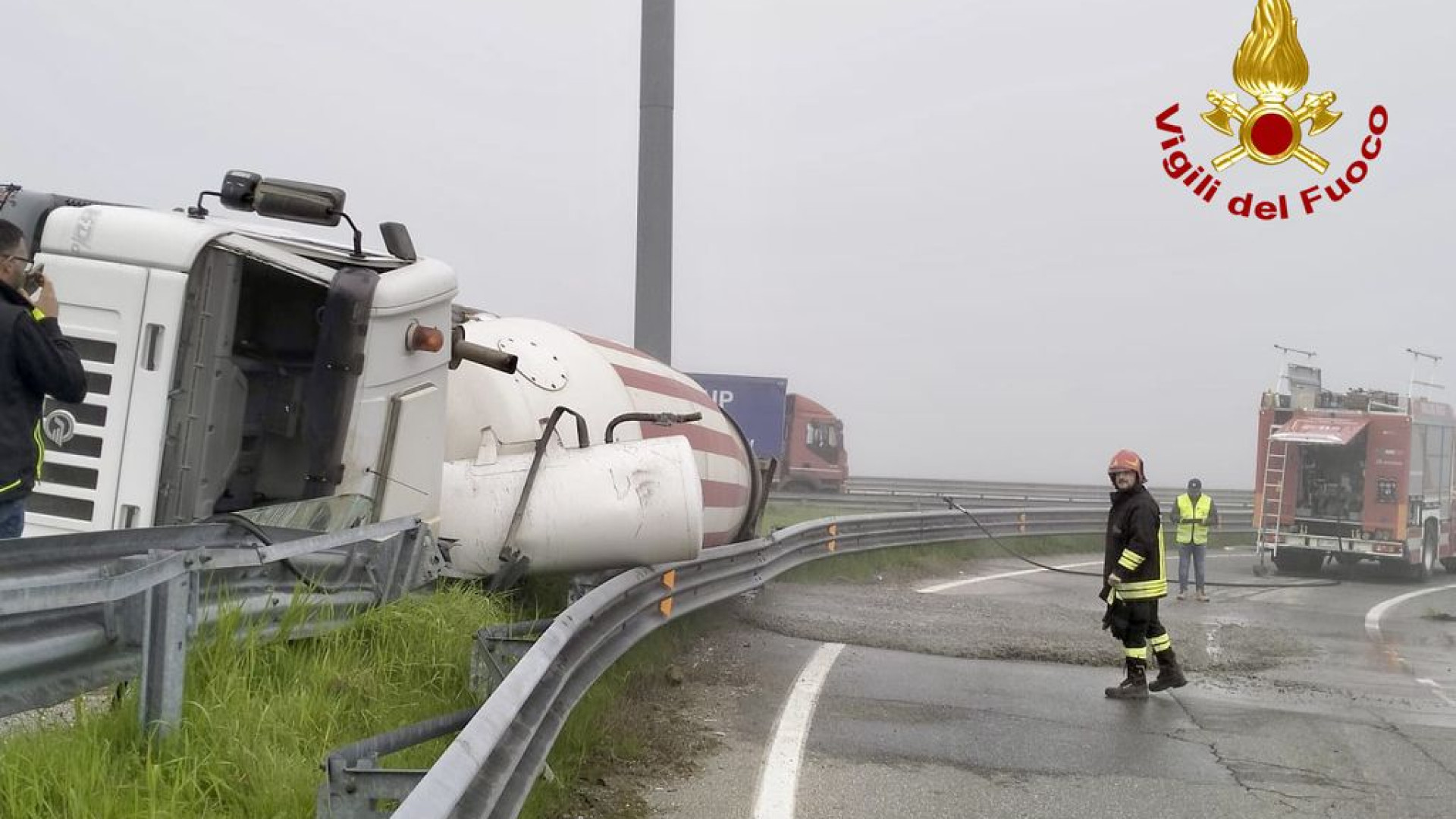 Betoniera si ribalta in tangenziale a Fiorenzuola e perde il carico di cemento