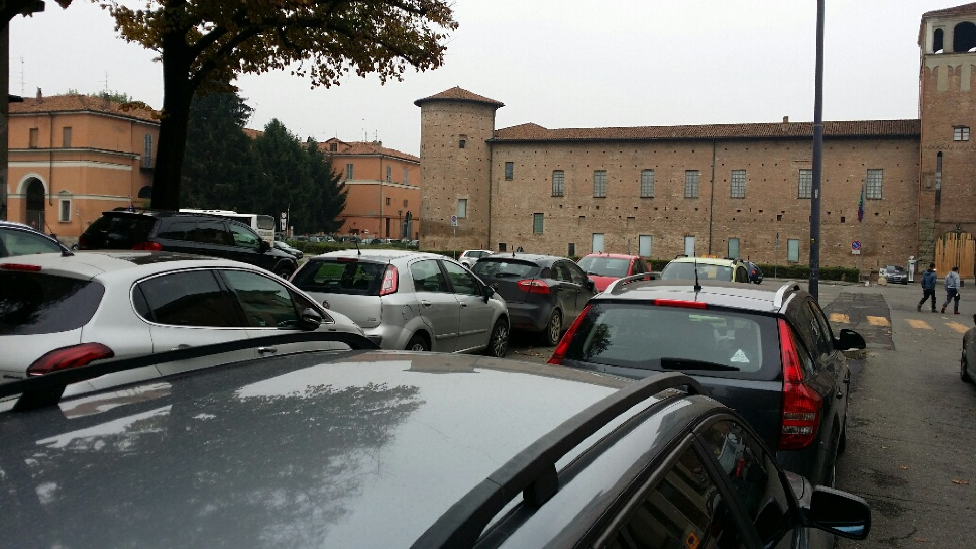 Piazza Cittadella senza corriere: negozi chiusi e parcheggi selvaggi