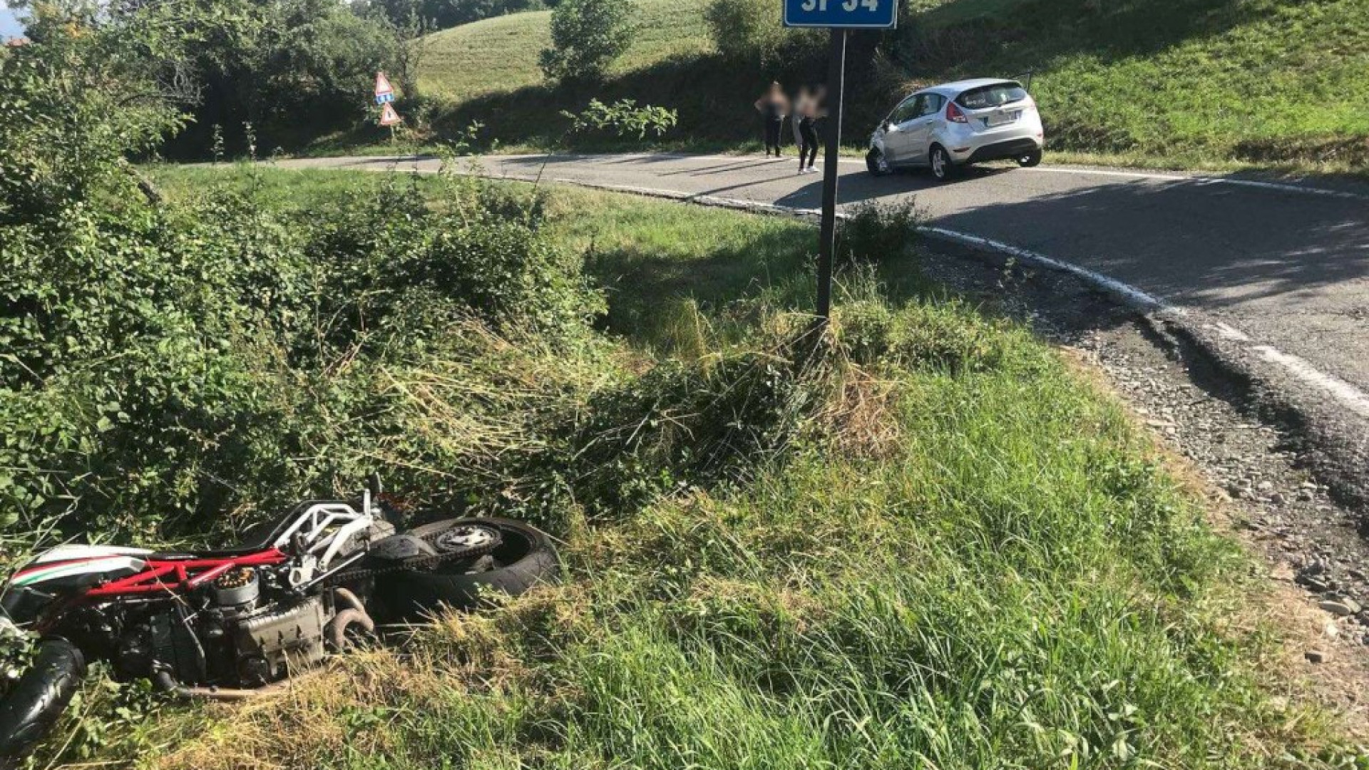 Scontro tra un'auto e una moto a Cadelmonte, lievi ferite per il centauro