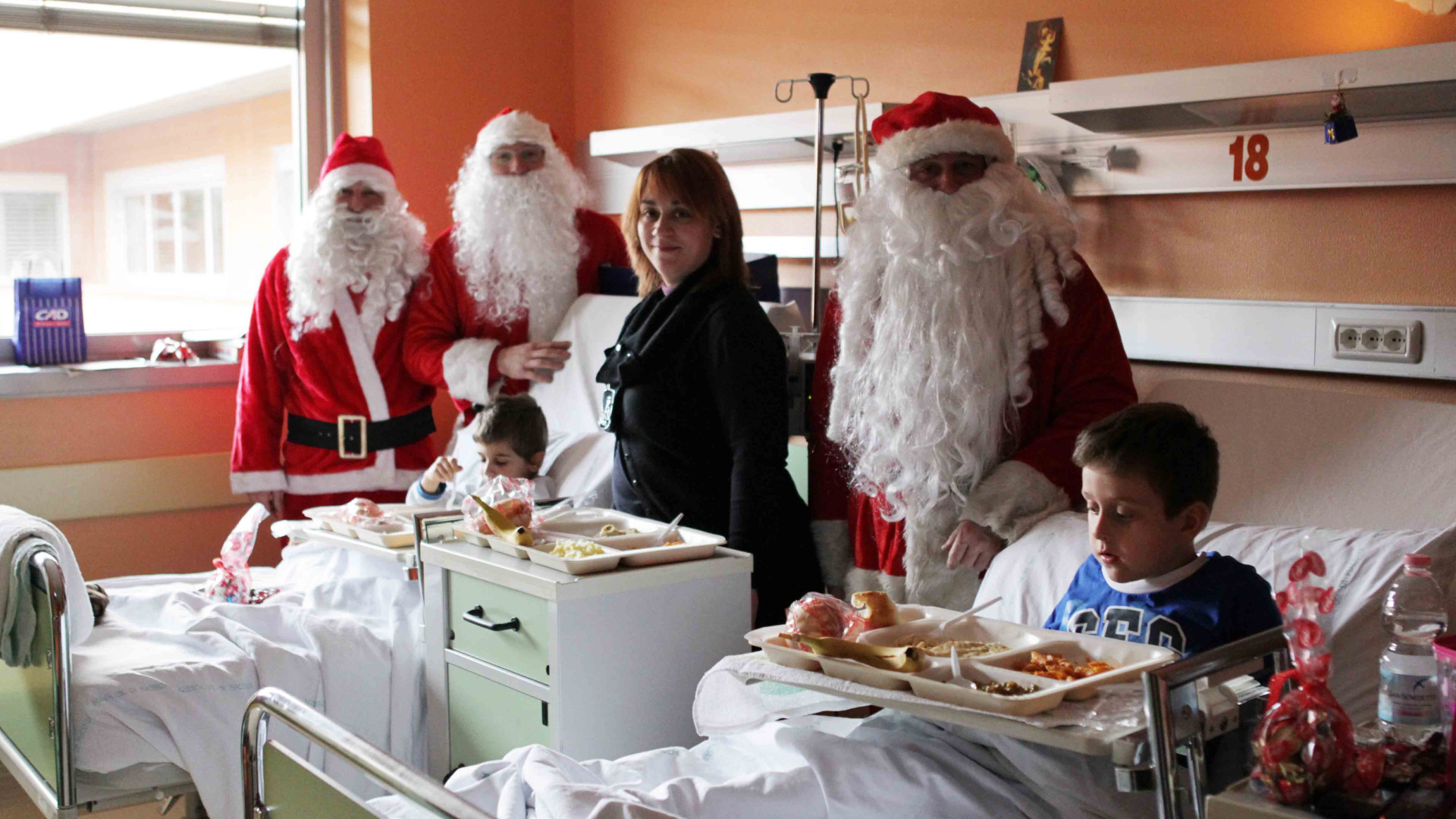 I Babbo Natale dell'associazione Bottigelli portano i doni ai bimbi della Pediatria