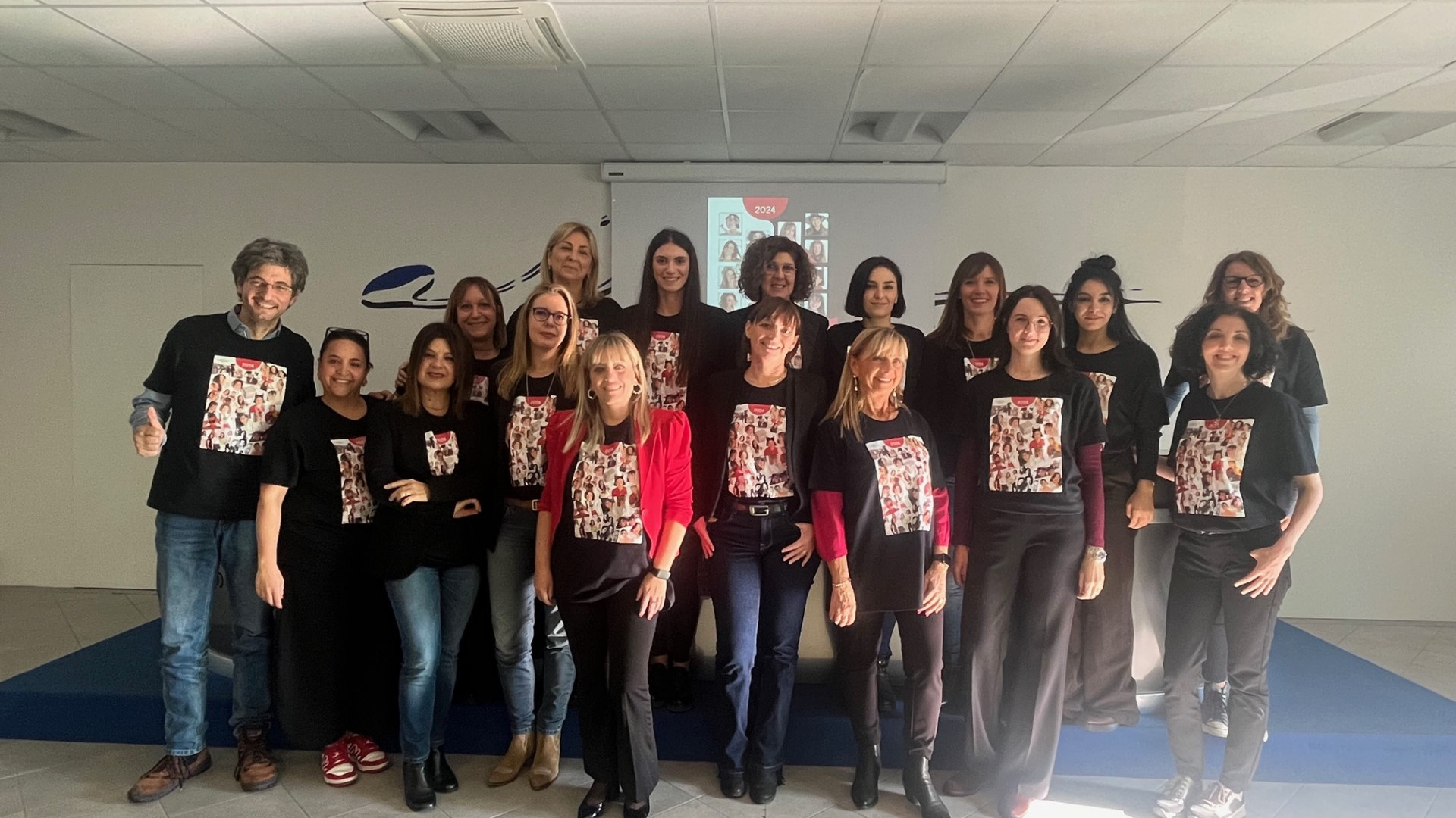Dipendenti Nordmeccanica posano per aiutare il Centro Antiviolenza