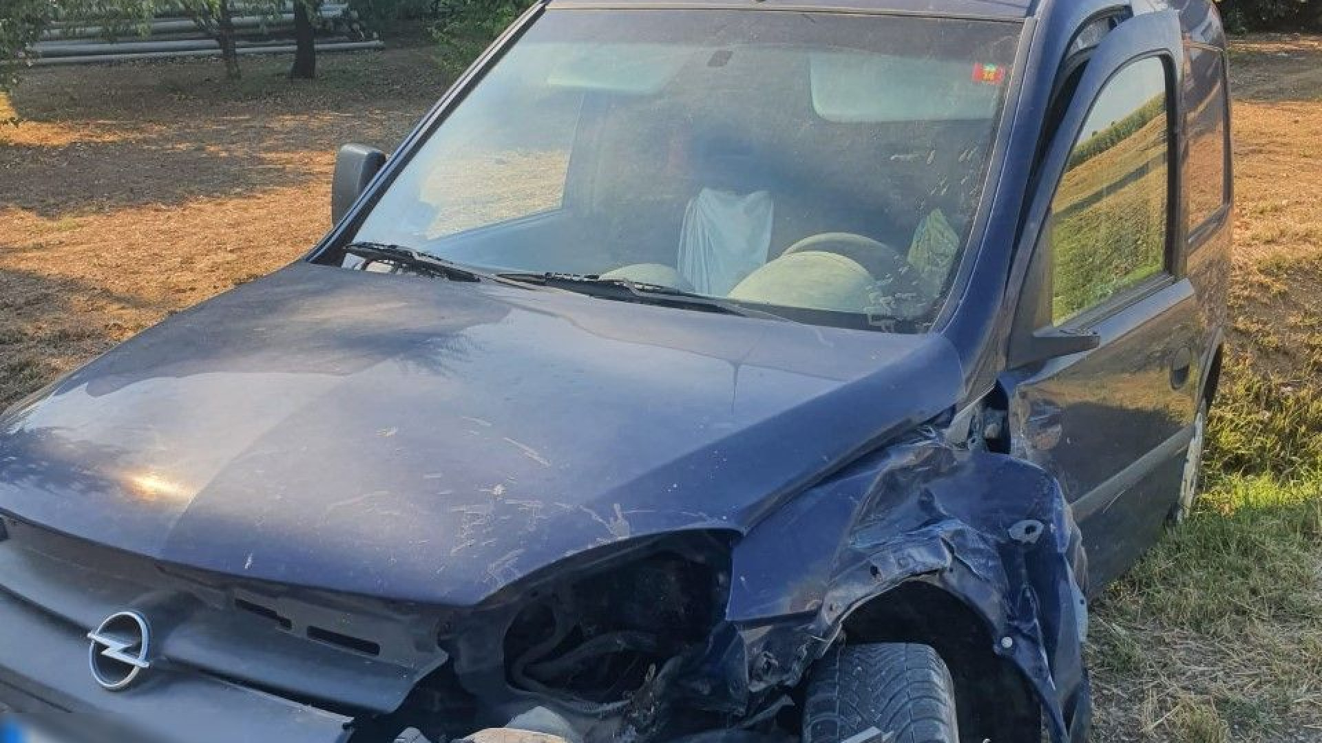 Scontro tra furgone e auto: finiti entrambi fuori strada, feriti i conducenti