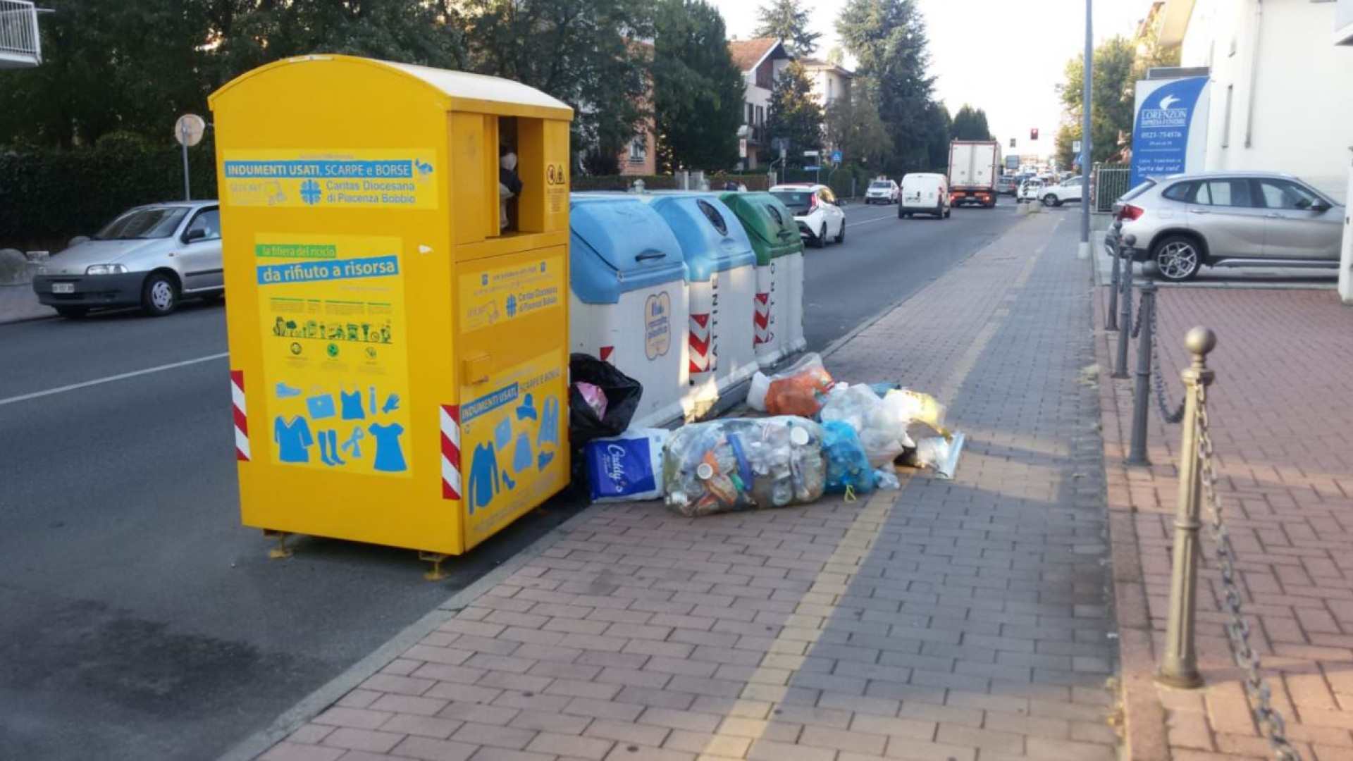 Rifiuti sulla pista ciclabile di via Veneto, una triste abitudine