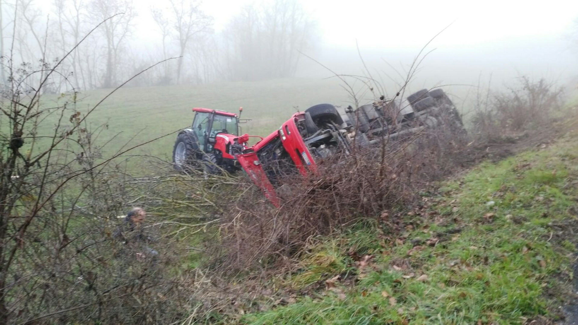 Cisiano, camion con trattore si ribalta nel canale. Illeso il conducente