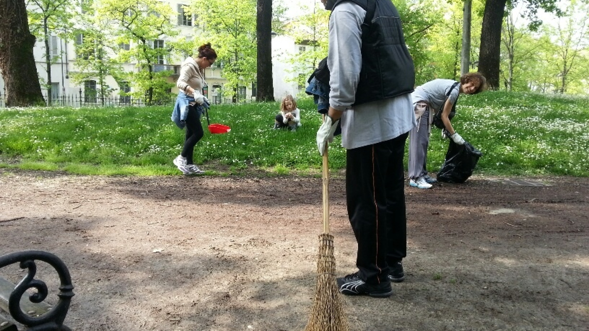 Volontari al lavoro per pulire i giardini Margherita e Merluzzo