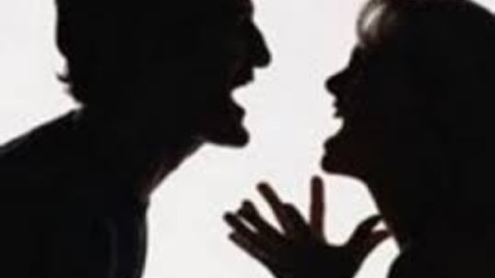 Messaggi sospetti, lui le ruba il cellulare: denunciato per rapina