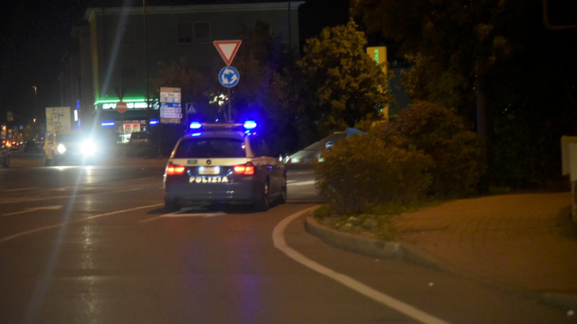 Sputa sulle auto, appicca il fuoco e aggredisce un poliziotto: 23enne in manette