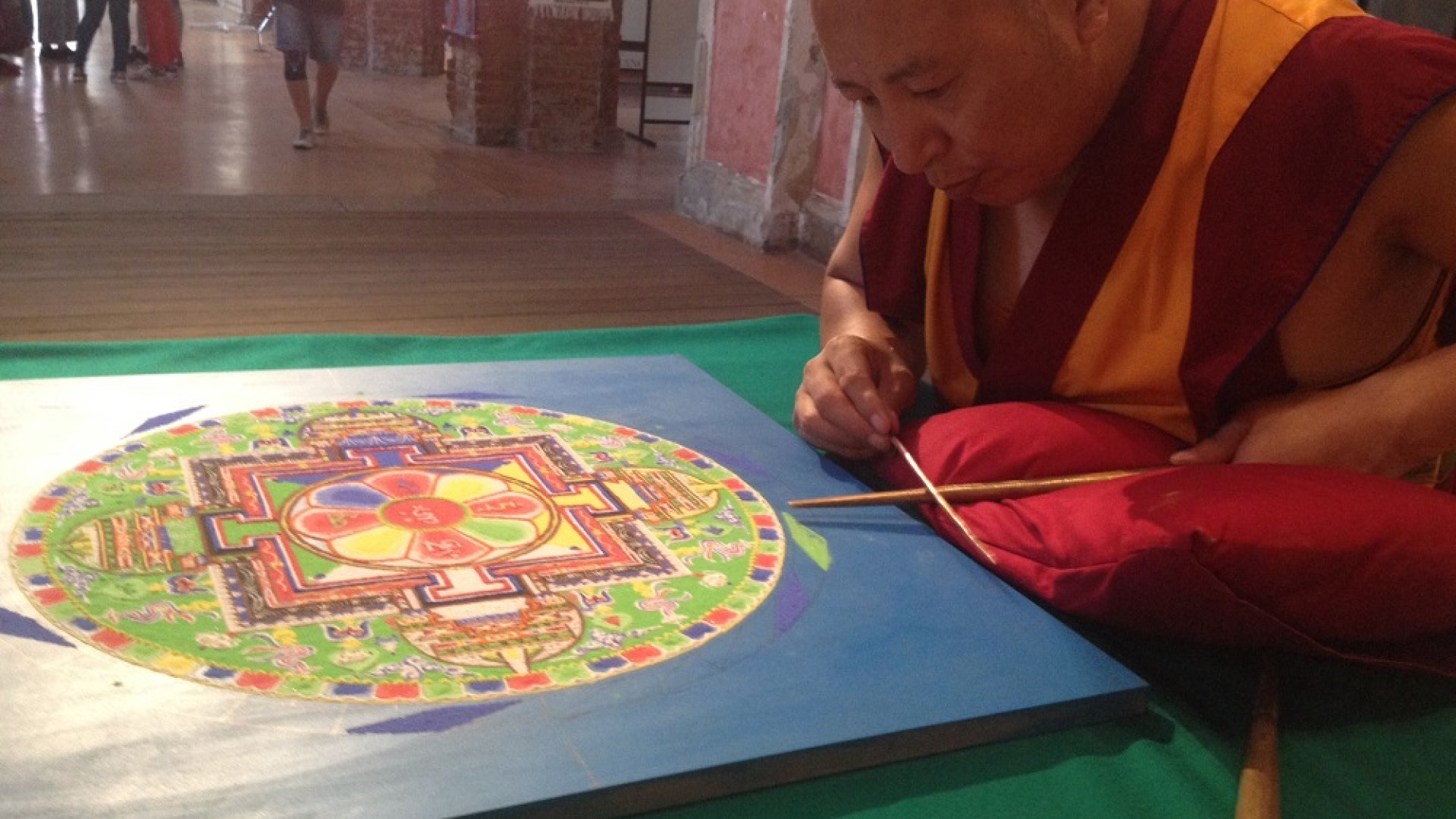 La spiritualità del Mandala: disegno realizzato con sabbia colorata