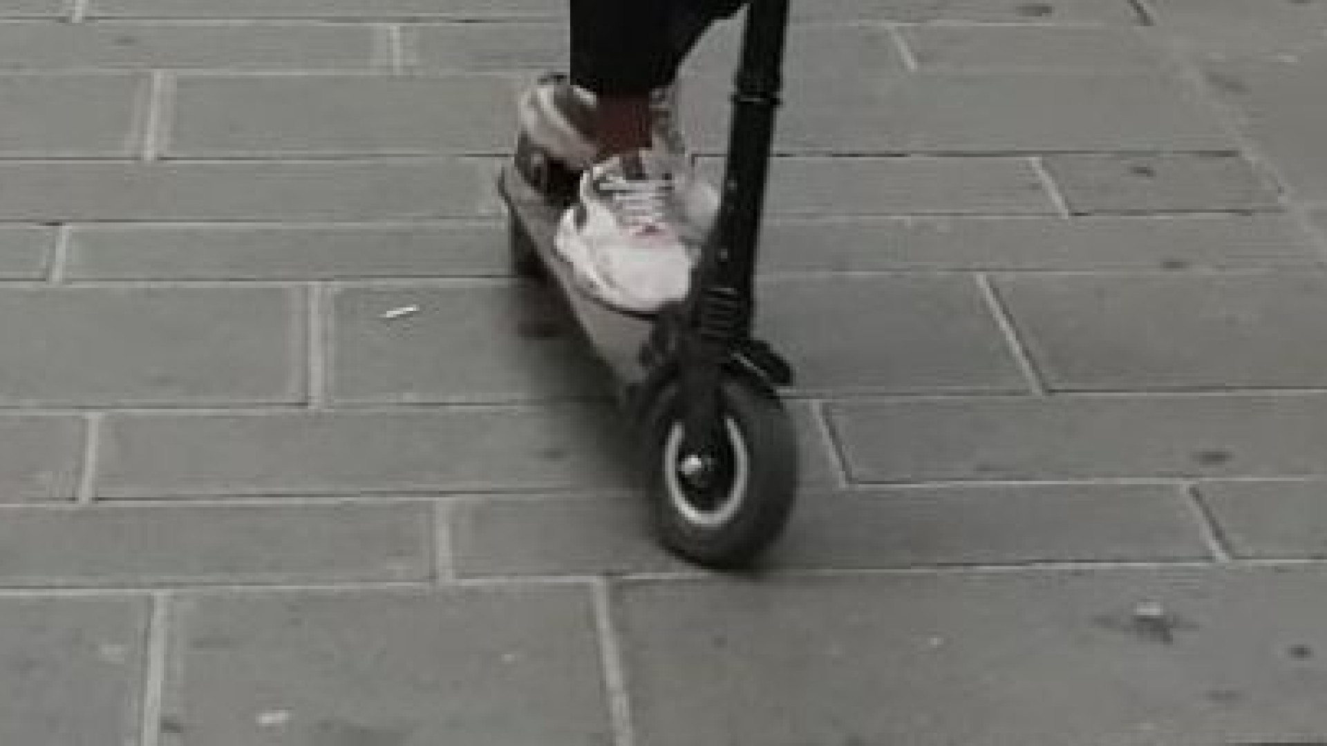 "Ci ha rotto il monopattino, vogliamo 450 euro". Ma un piacentino non abbocca