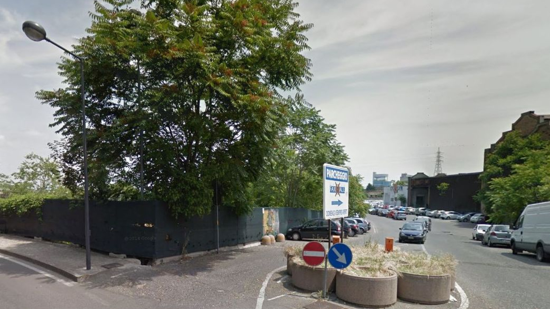 Sessantenne insultato e rapinato nel parcheggio della stazione