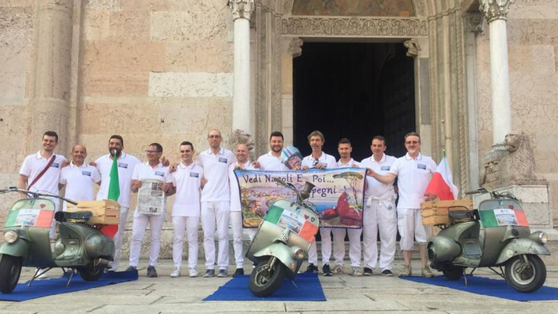 Da Piacenza a Napoli: partita l'avventura degli appassionati di Vespa. Benedizione del Vescovo