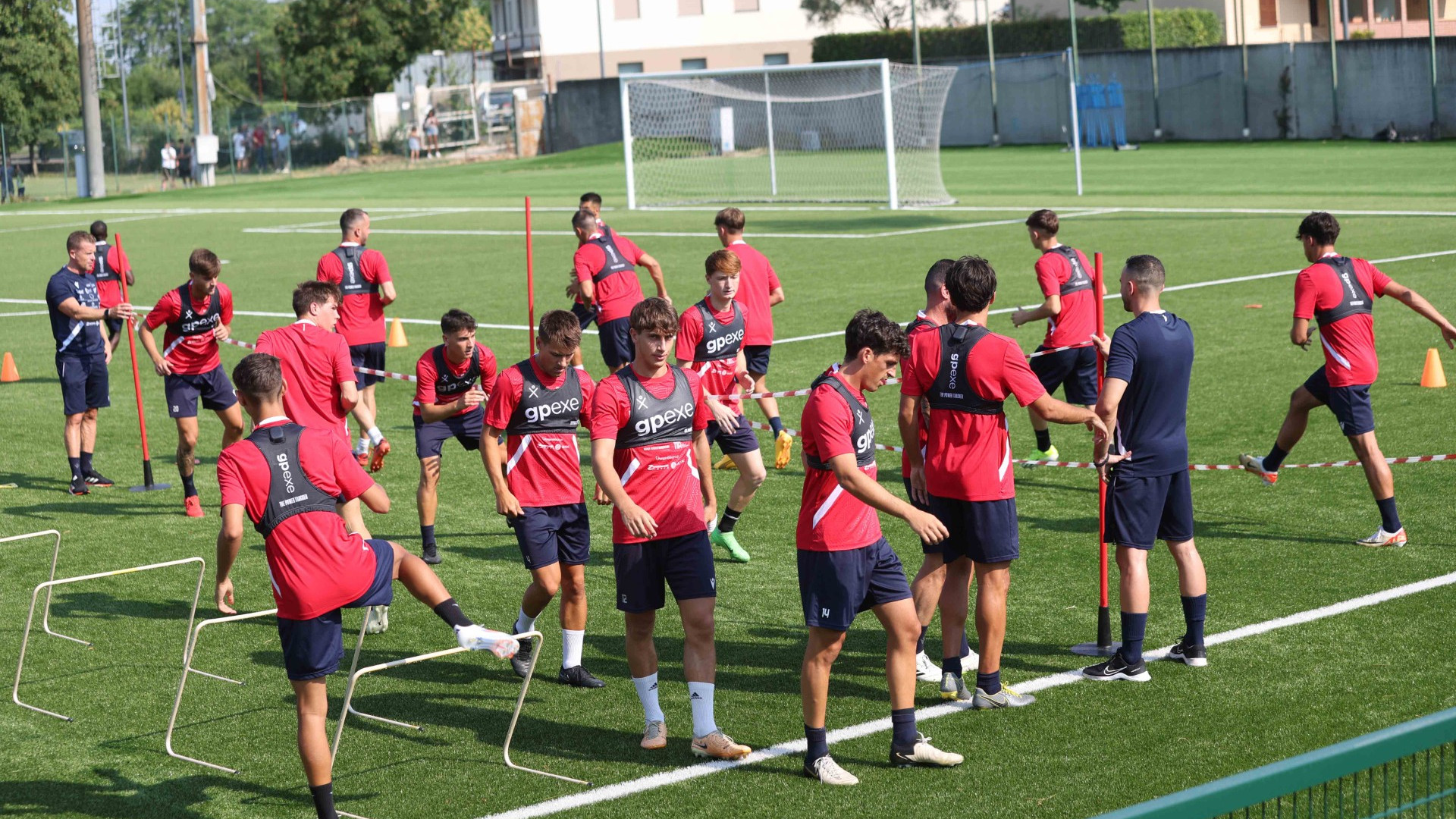 Piace, primo allenamento ufficiale: tifosi sfidano il caldo per incoraggiare la squadra
