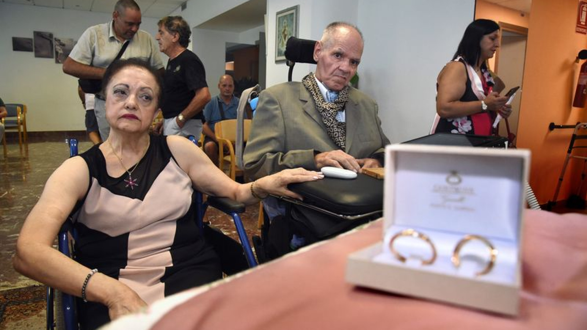 Lui con la Sla, la moglie sulla sedia a rotelle: dopo 50 anni rinnovano la "promessa"