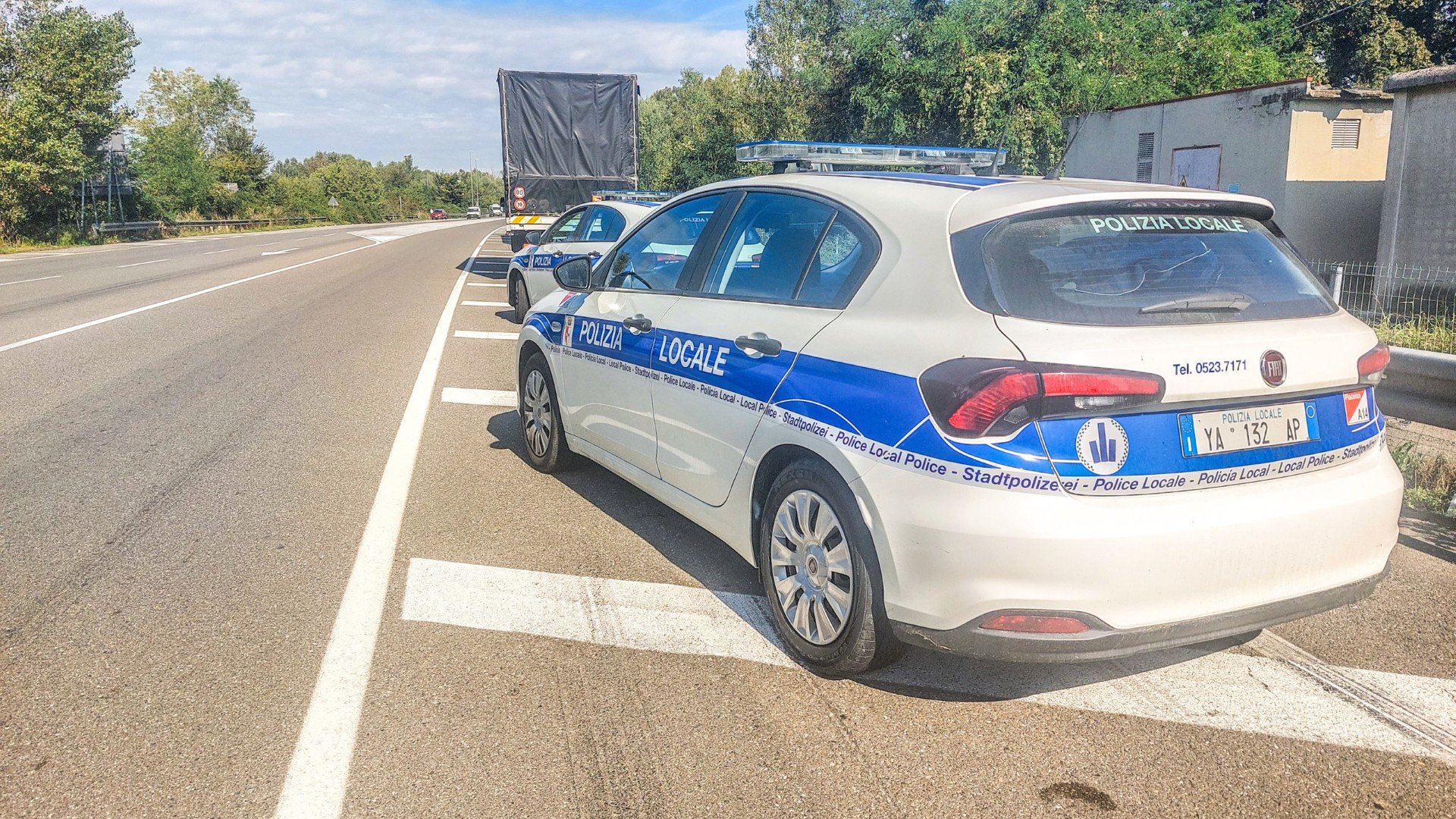 Tachigrafi manomessi: la polizia locale controlla i tir con un'antenna speciale
