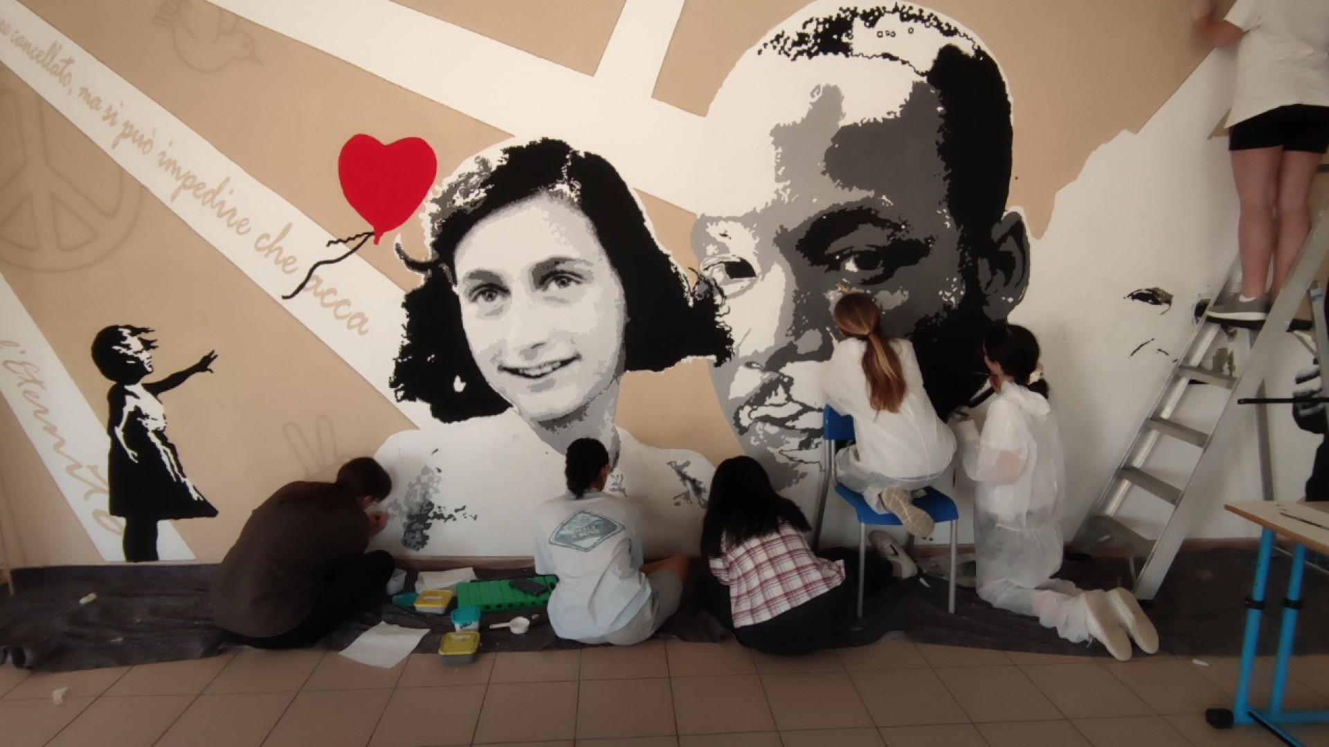 Da Anna Frank a Banksy, 14 studentesse realizzano il murale della pace