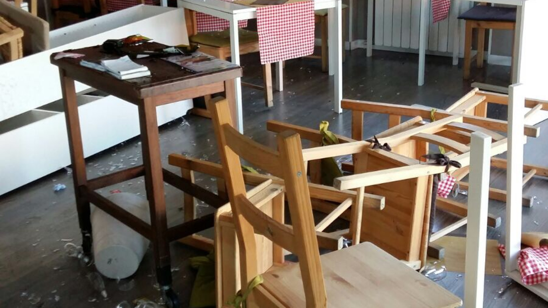 Follia al ristorante: lancia sedie contro due donne, estrae un coltello, sfascia il locale e aggredisce i carabinieri. Romeno arrestato