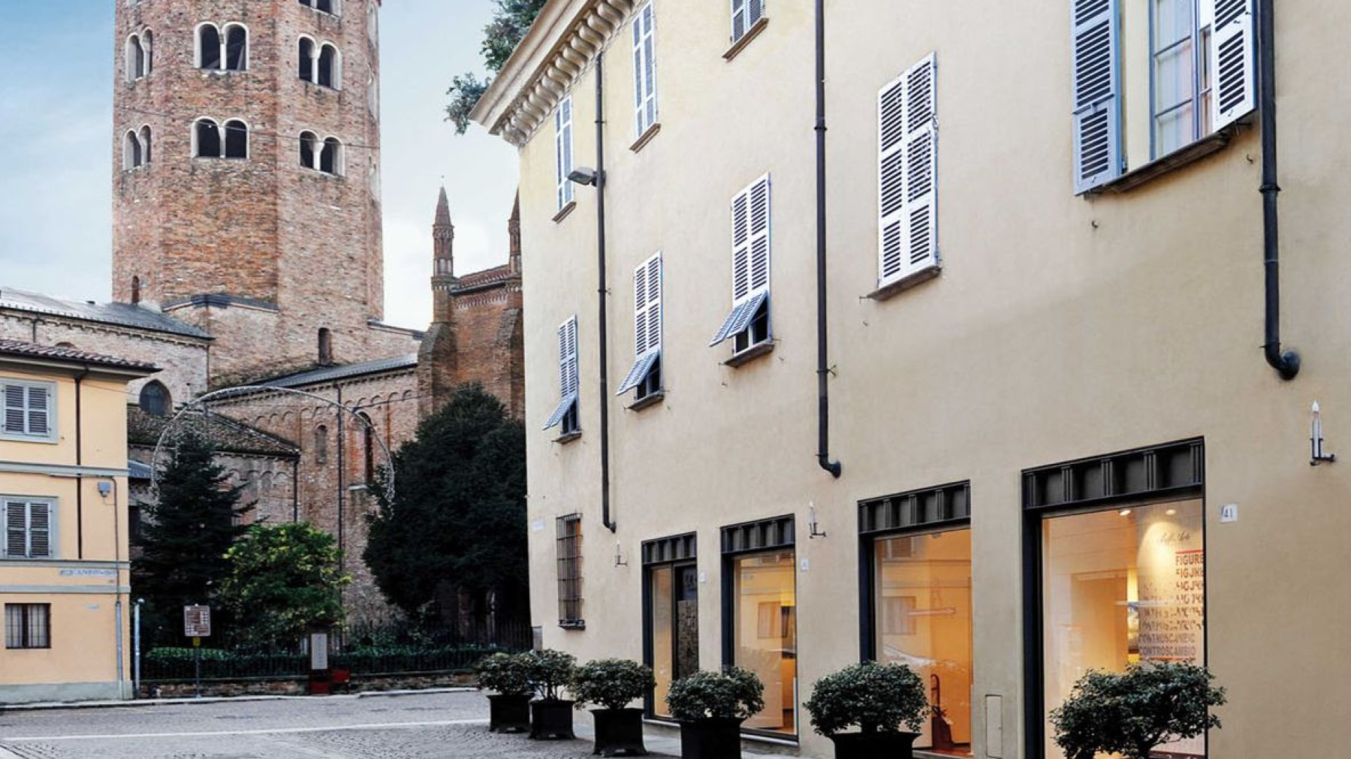 Furto in via Chiapponi: lo distraggono e gli sfilano un orologio da 25mila euro