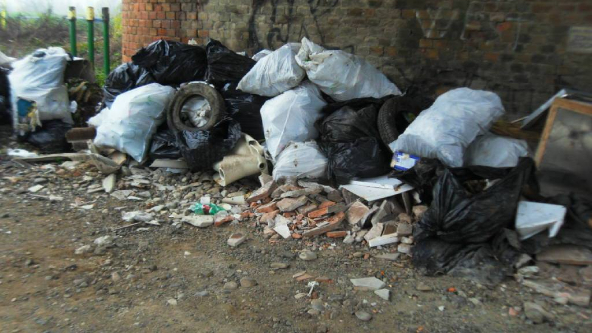 San Nicolò, ennesima discarica abusiva. Controlli con le telecamere
