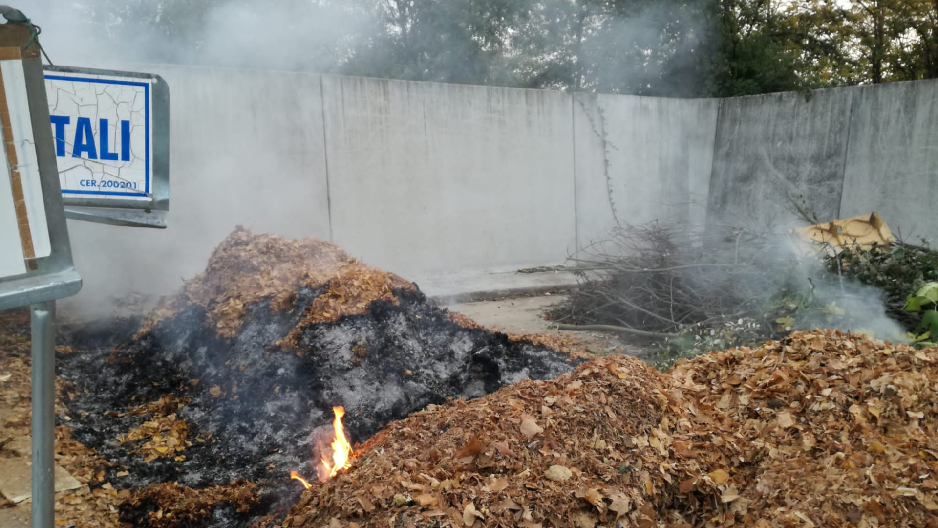 Incendio nella discarica di Ponte dell'Olio, lavoro di squadra per spegnerlo