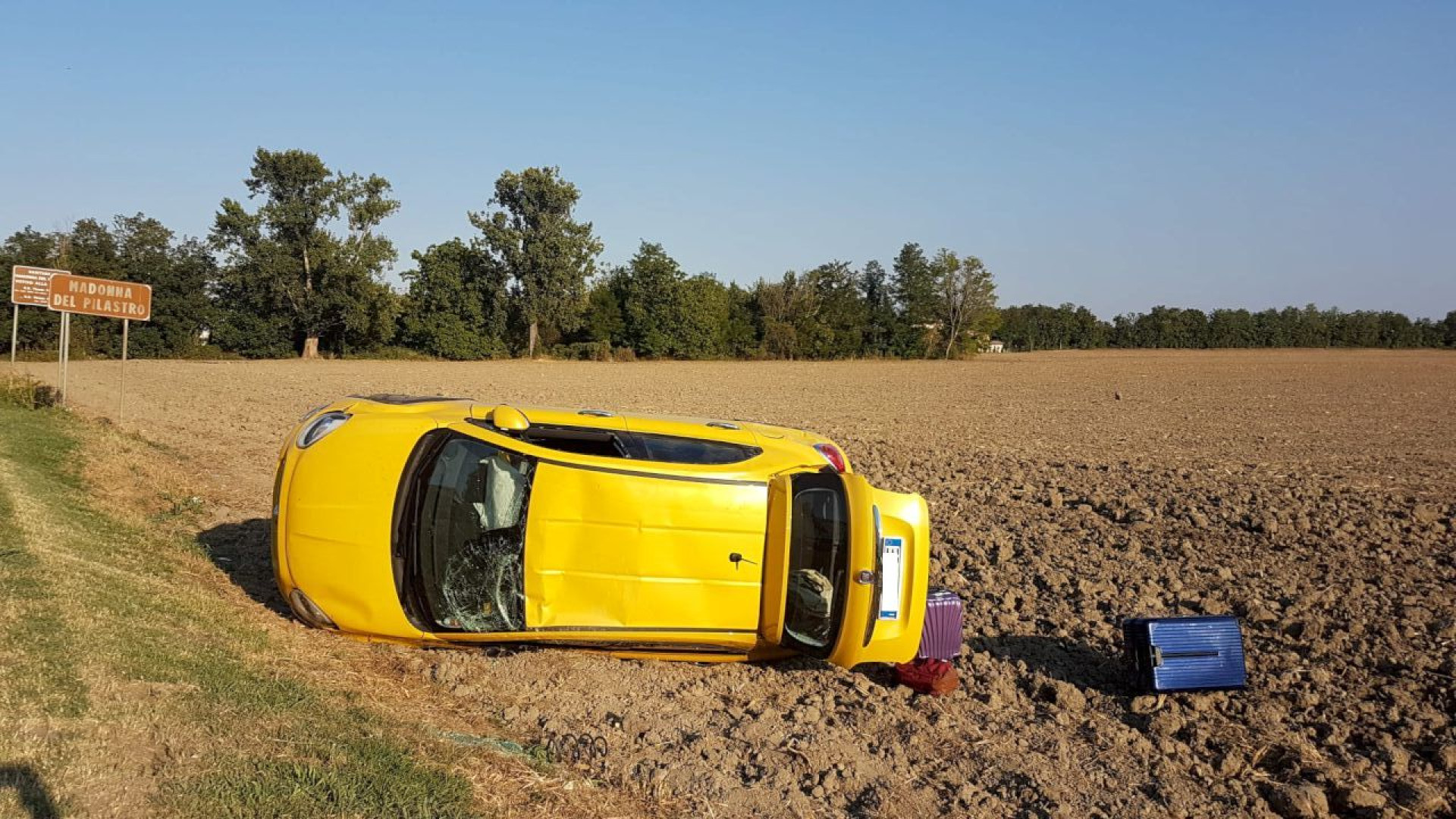 Scontro a tre alla Madonna del Pilastro, un'auto si ribalta e finisce nel campo
