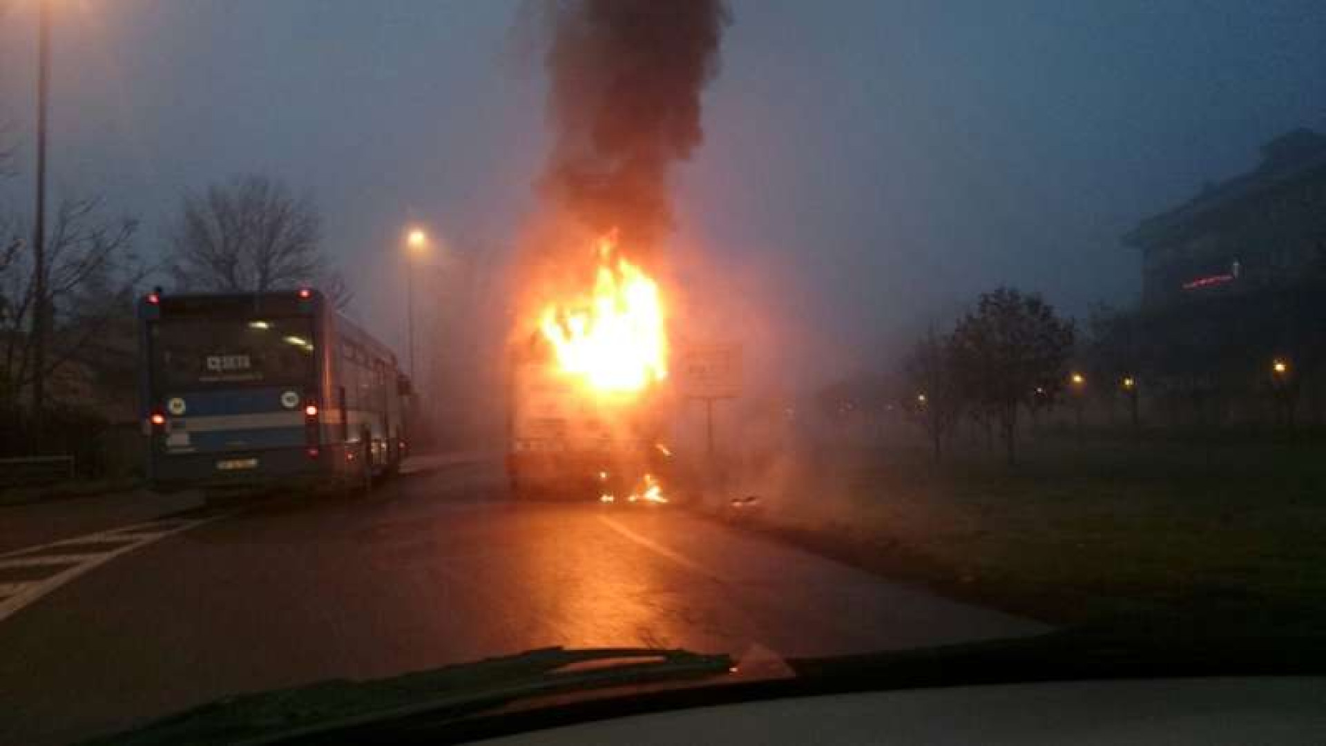 Pullman in fiamme sulla Agazzana, intervengono i pompieri. Le foto