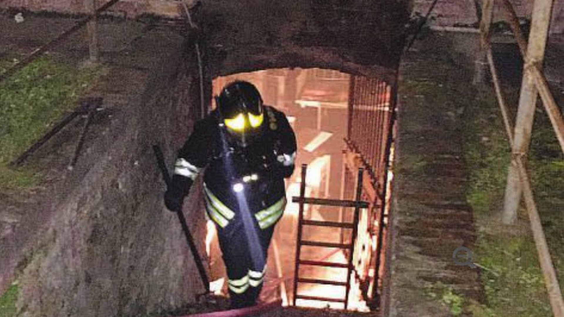 Incendio senza fiamme, fumo dai sotterranei dell'ospedale vecchio