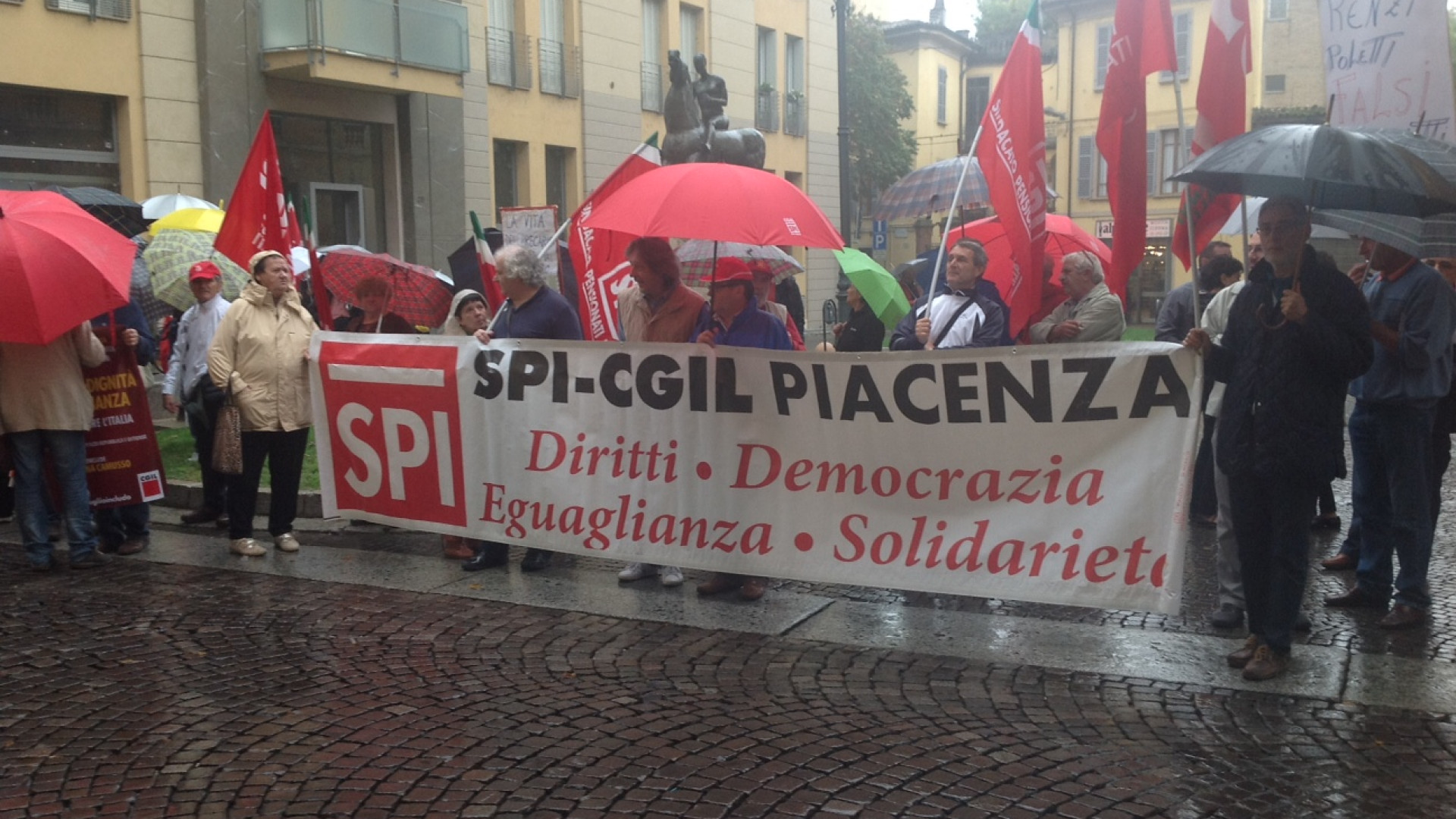 Articolo 18, presidio Cgil di fronte alla Prefettura. Il 16 sciopero di otto ore