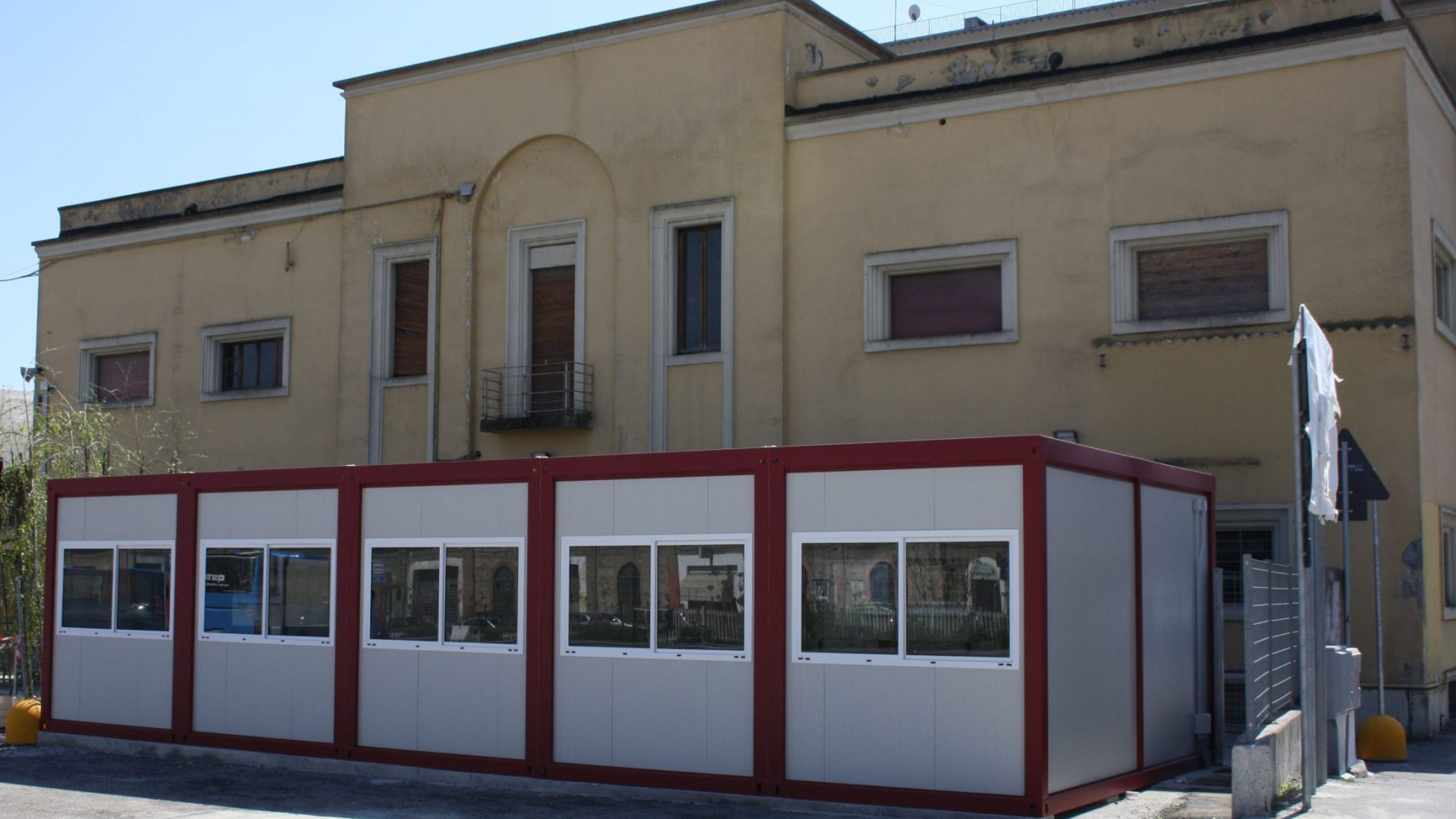Biglietteria devastata e impiegato aggredito solo perché lo aveva rimproverato