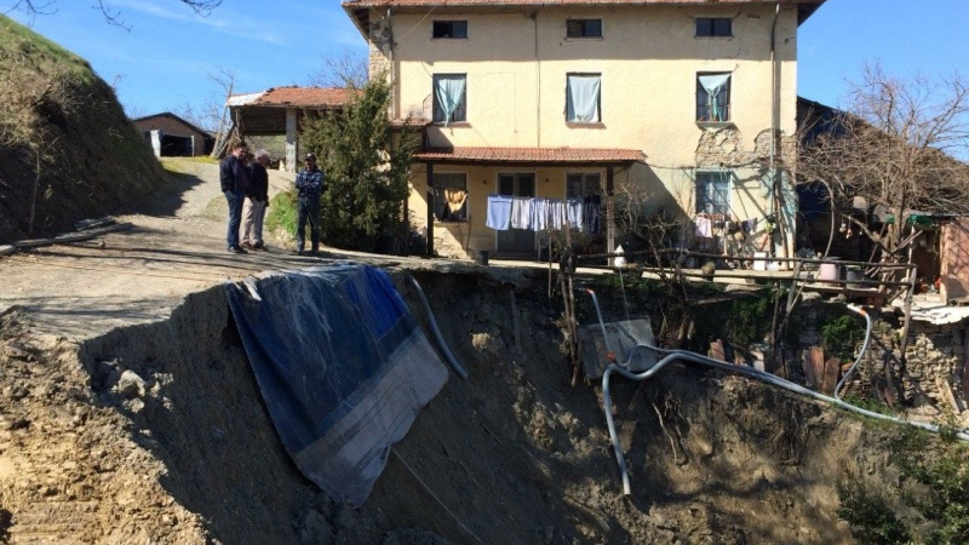Travo, una voragine in cortile minaccia la casa di un 84enne