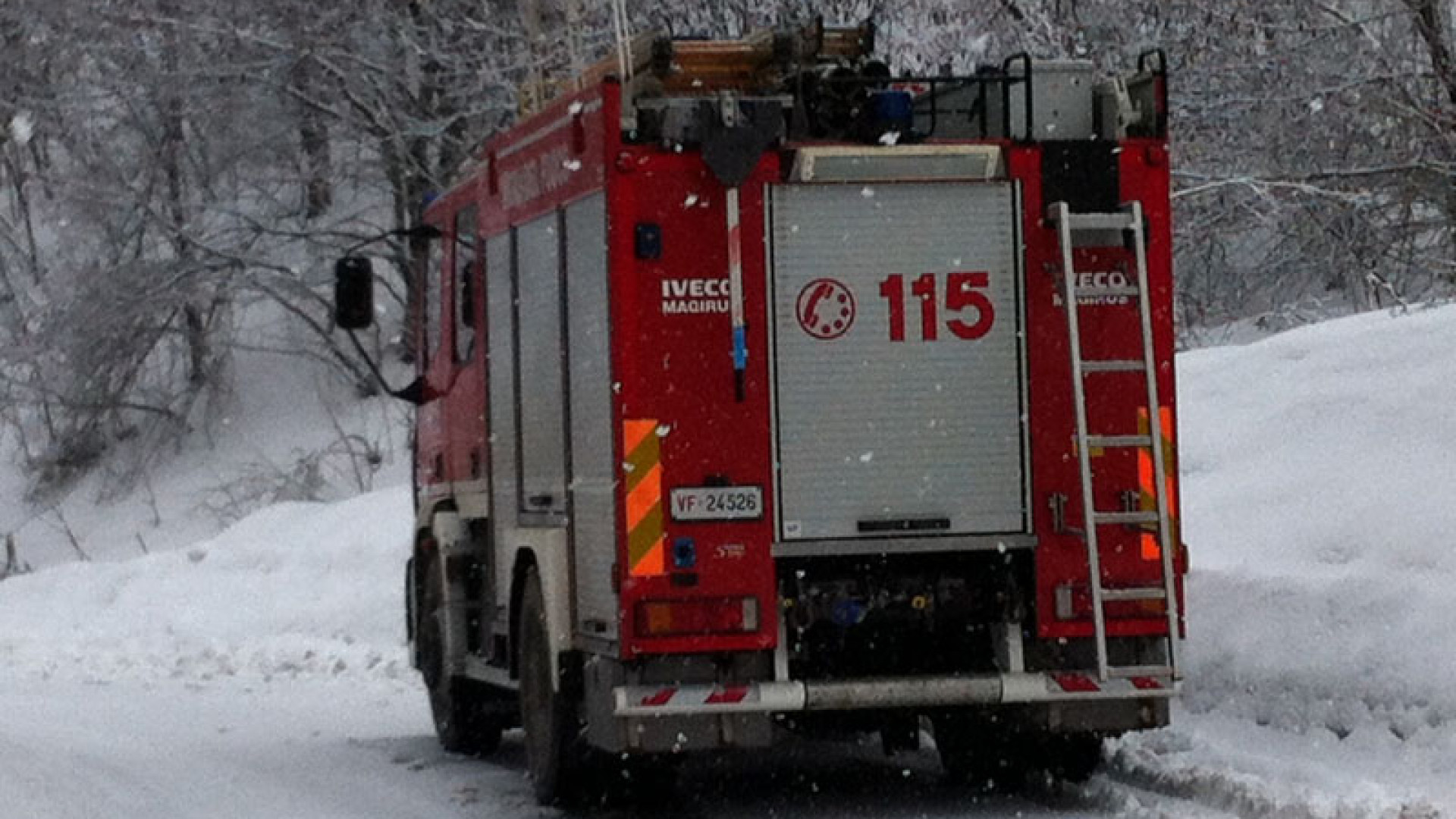 Neve: dramma di due fidanzati incastrati in auto per 10 ore