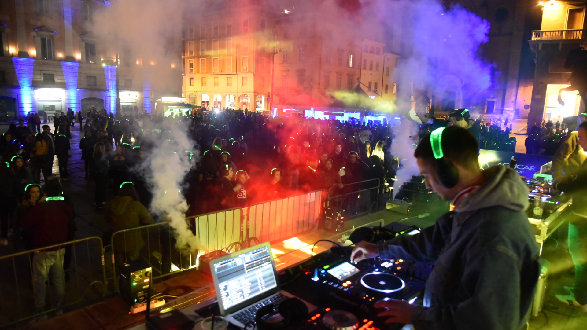 Silent disco, in migliaia in piazza Cavalli: le foto della serata