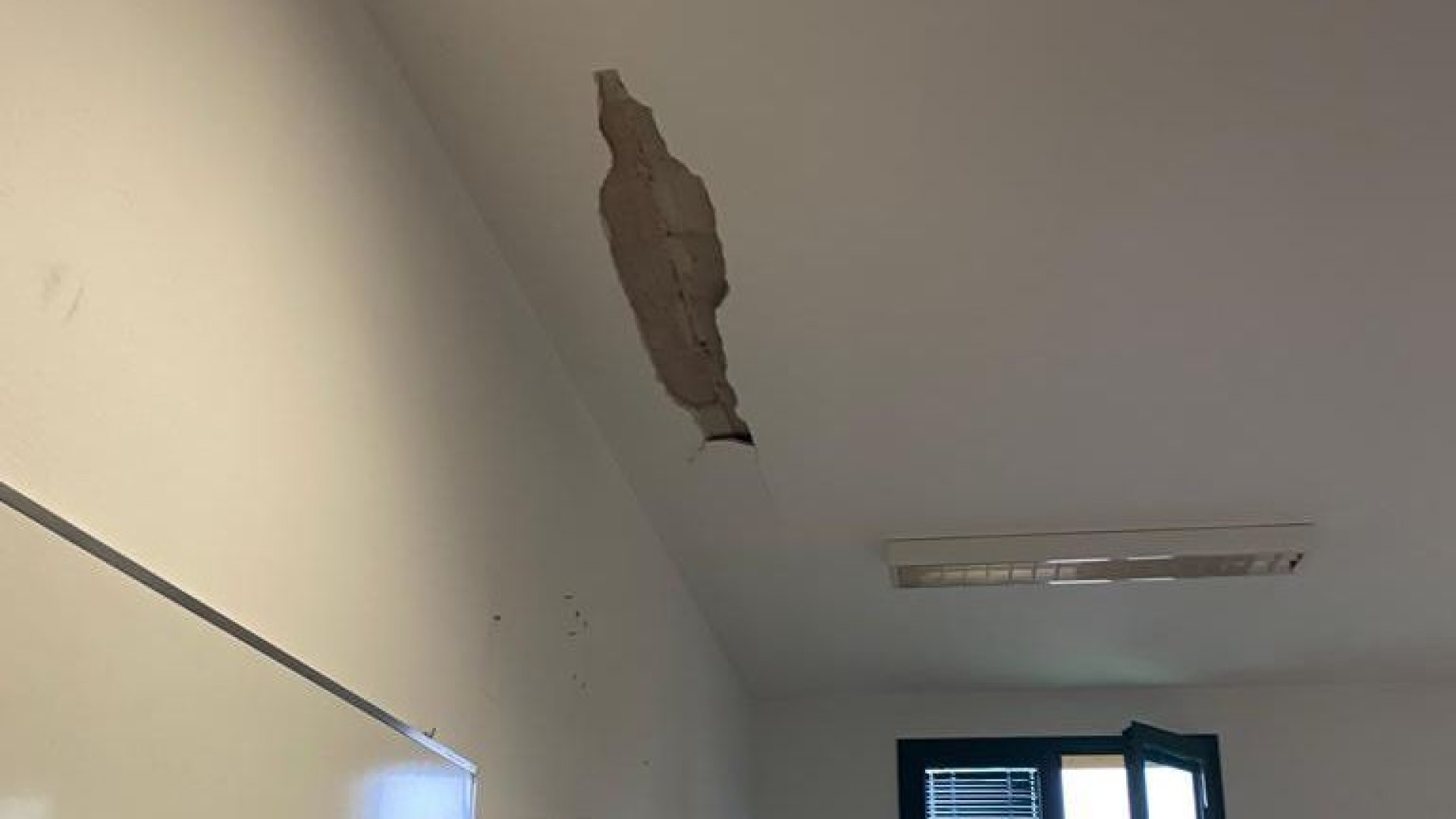 Liceo Volta, intonaco si stacca dal soffitto durante la lezione. Nessun ferito, aula evacuata