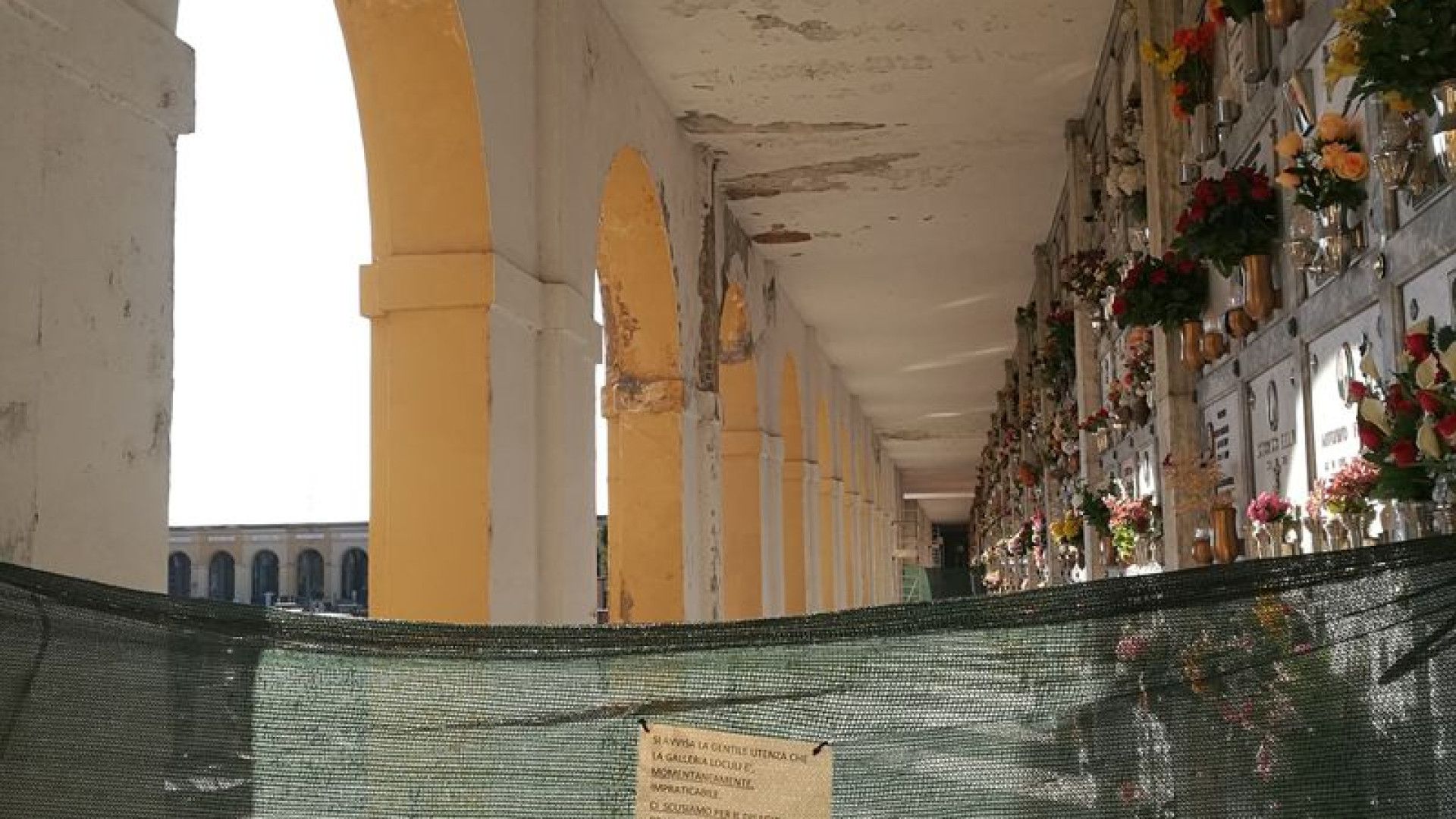 Galleria del cimitero chiusa: "Siete stati scusati abbastanza, ora fate i lavori"
