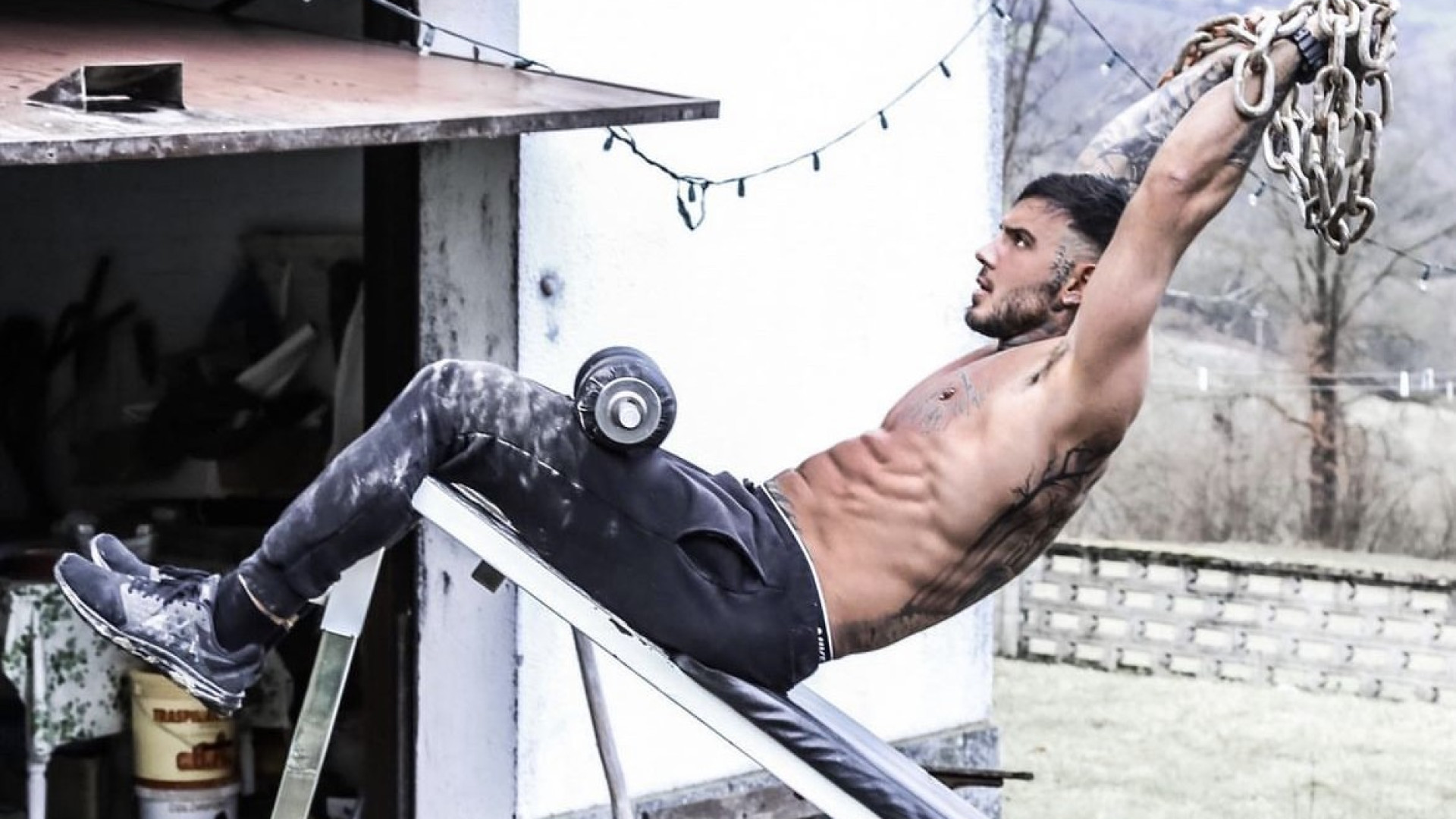 Peracchi con le foto hot di OnlyFans ricompra la casa dei nonni a Borla. "Un sogno"