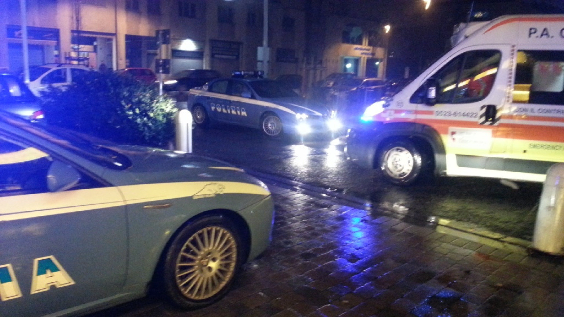 Donna aggredita e rapinata chiede aiuto in un bar di via Colombo