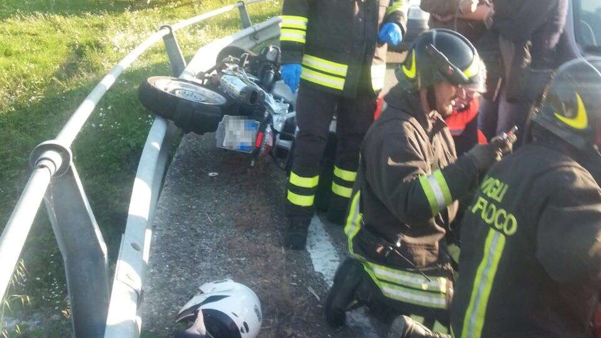 Giornata nera per i motociclisti, scontro con un'auto: un ferito grave
