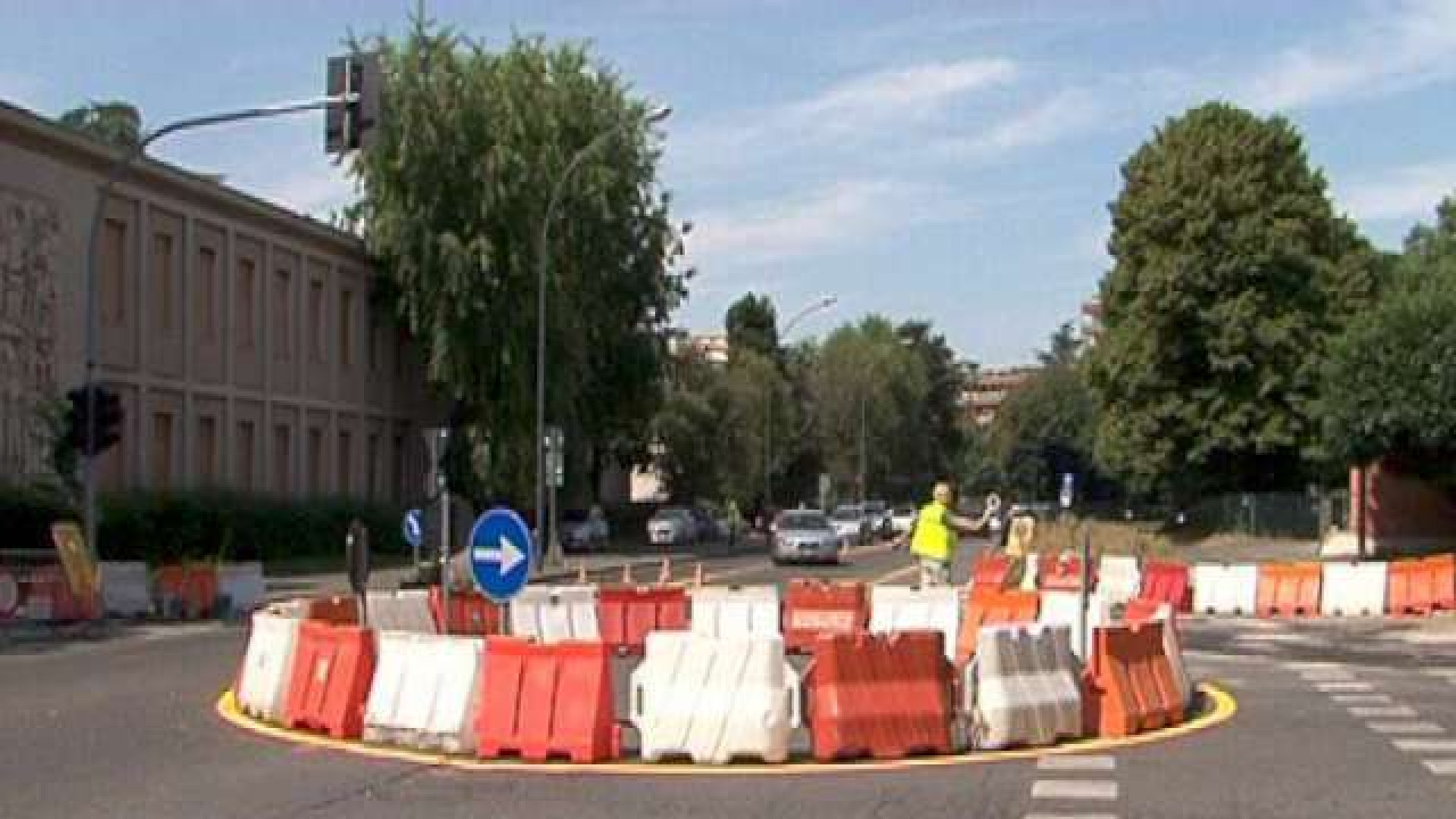 Incrocio di via IV Novembre: rotonda provvisoria da due anni e divieti ignorati