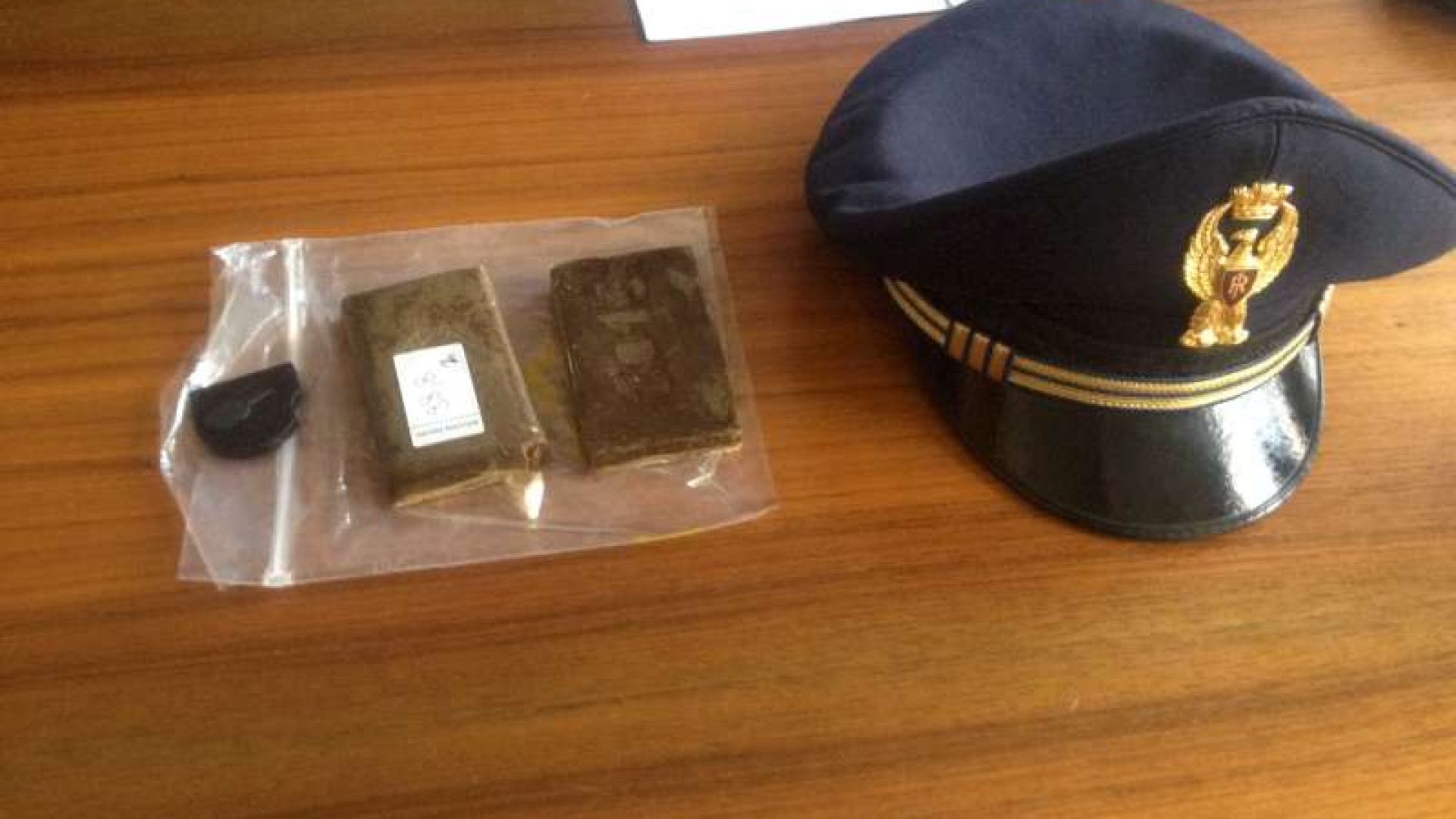 Panetti di hashish nascosti negli slip: arrestato 25enne