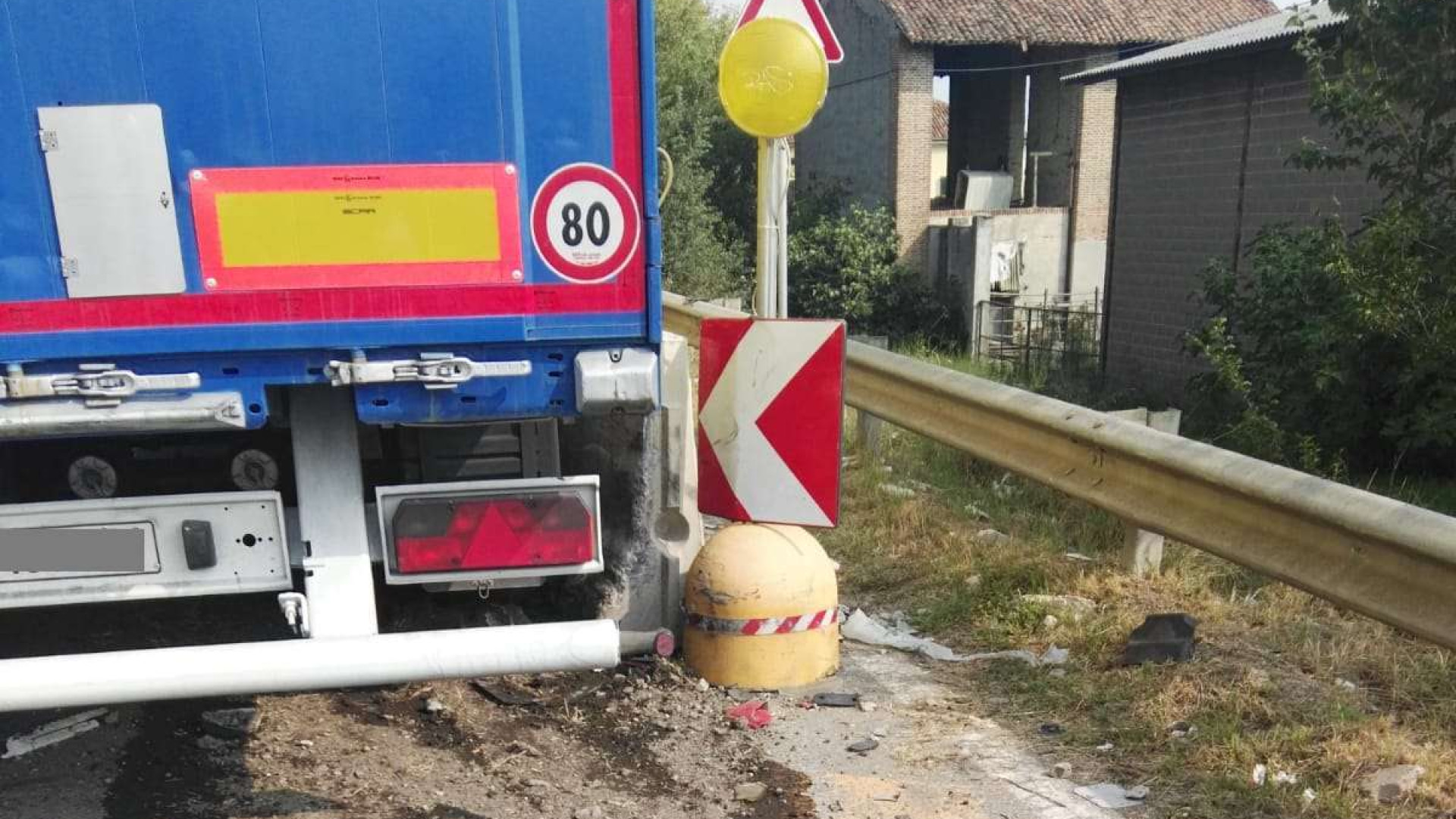 Fontana scrive al ministro De Micheli: "Intervenga sul ponte di Pievetta", poi chiede il reato di blocco per i camionisti "incastrati"