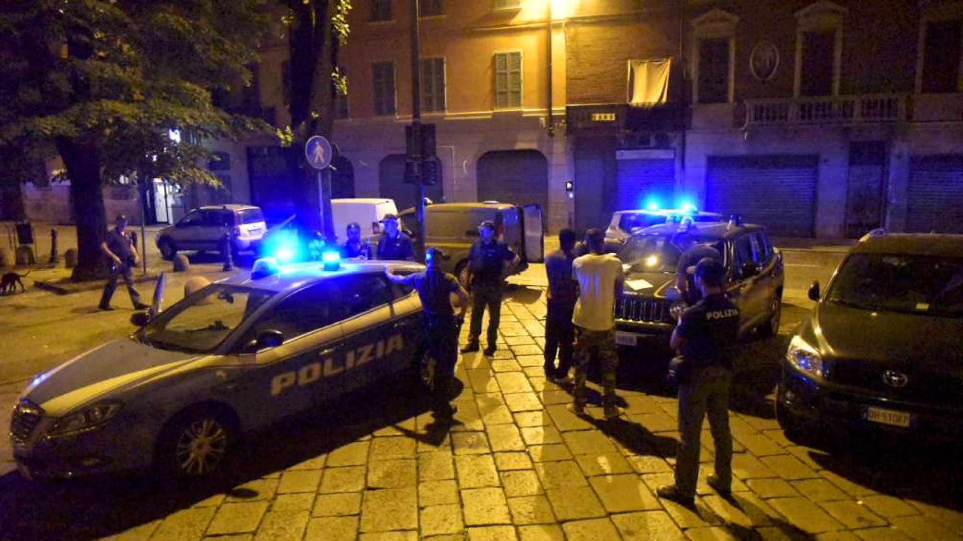 Quartiere Roma, controlli a tappeto delle forze dell'ordine. Giro di vite sulla sicurezza