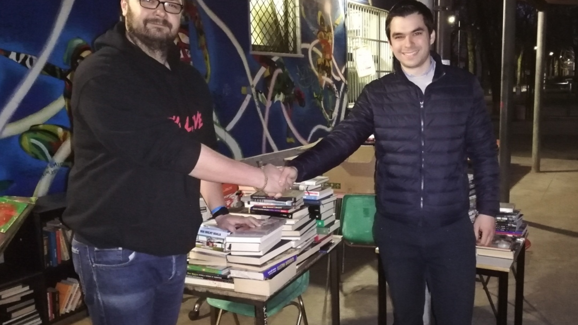 Dona 500 volumi alla Biblioteca di strada. L’assessore Zandonella, “Gesto di grande generosità”