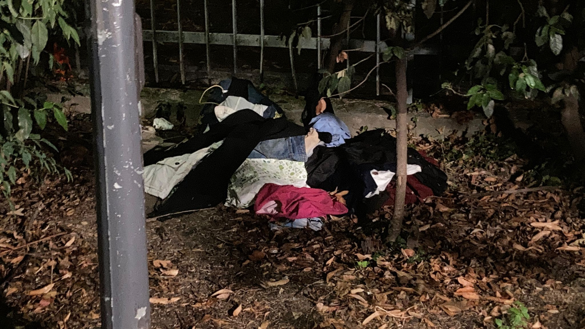 "Bivacchi di richiedenti asilo nel giardino di via Beverora, situazione intollerabile"