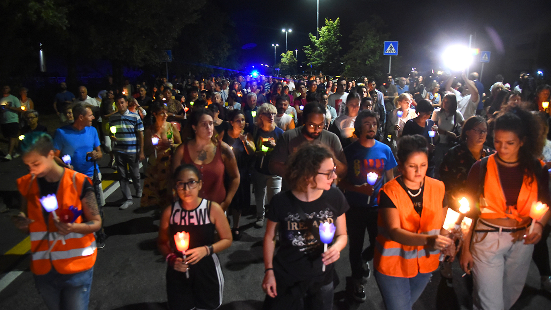 Oltre 500 persone alla fiaccolata: "Crediamo tutti che sia ancora viva"