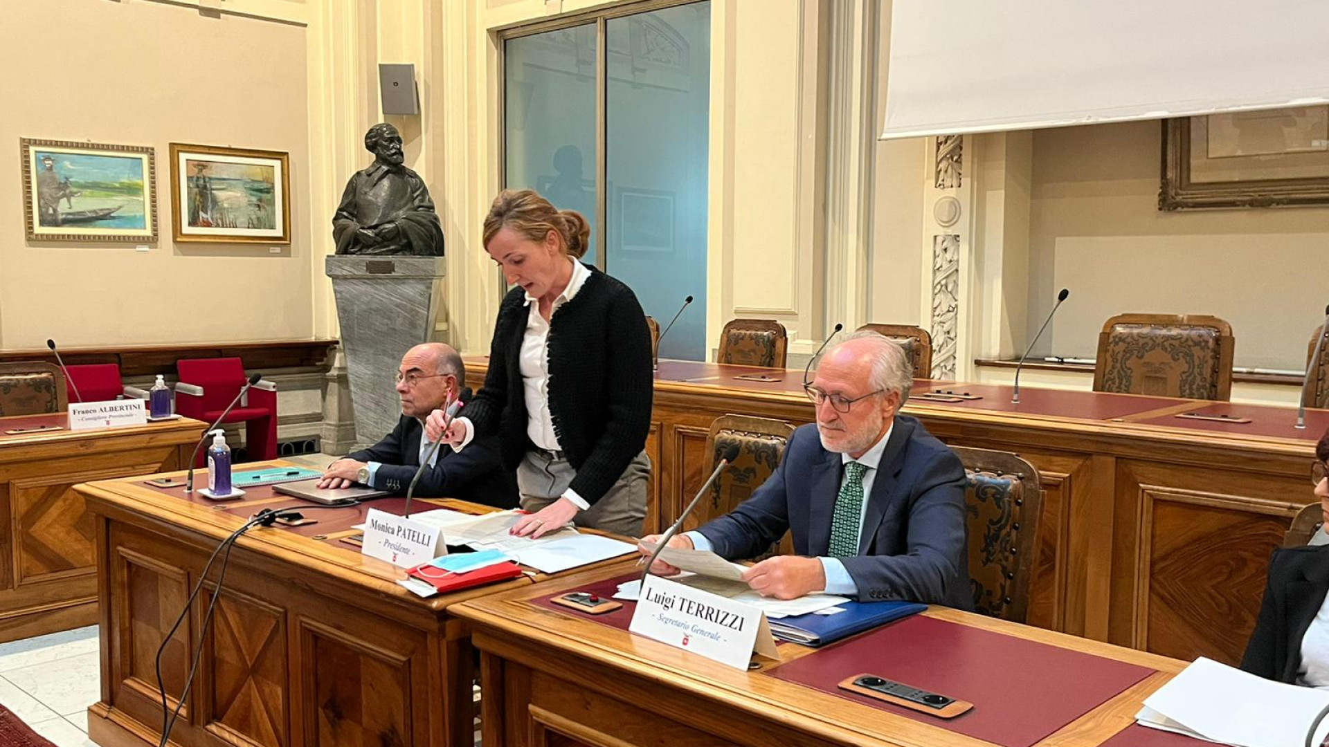 Provincia, Patelli giura: "Ente solido". In consiglio la frattura con il centrodestra