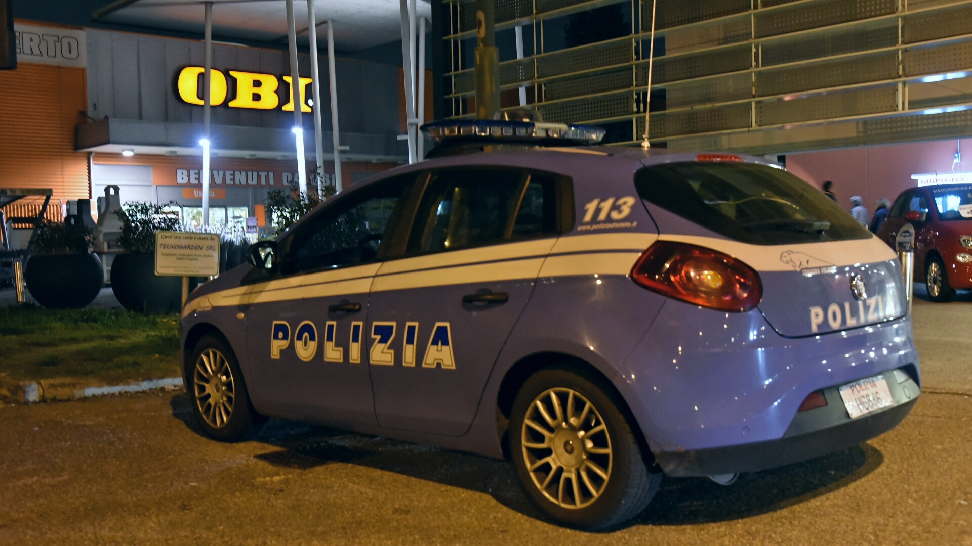 Rubano statuette del presepe e le nascondono nel passeggino con il neonato: denunciate