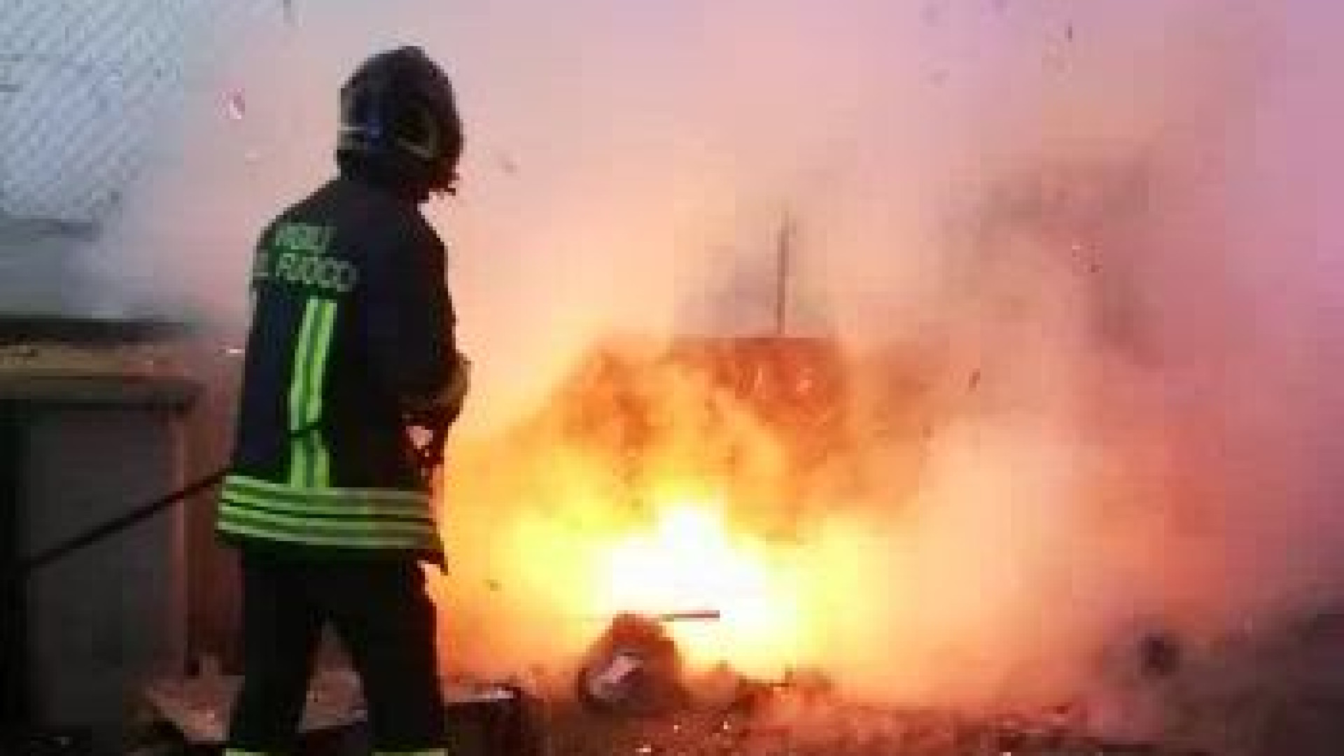 Quattro cassonetti in fiamme in via Gardella, c'è l'ombra di un piromane