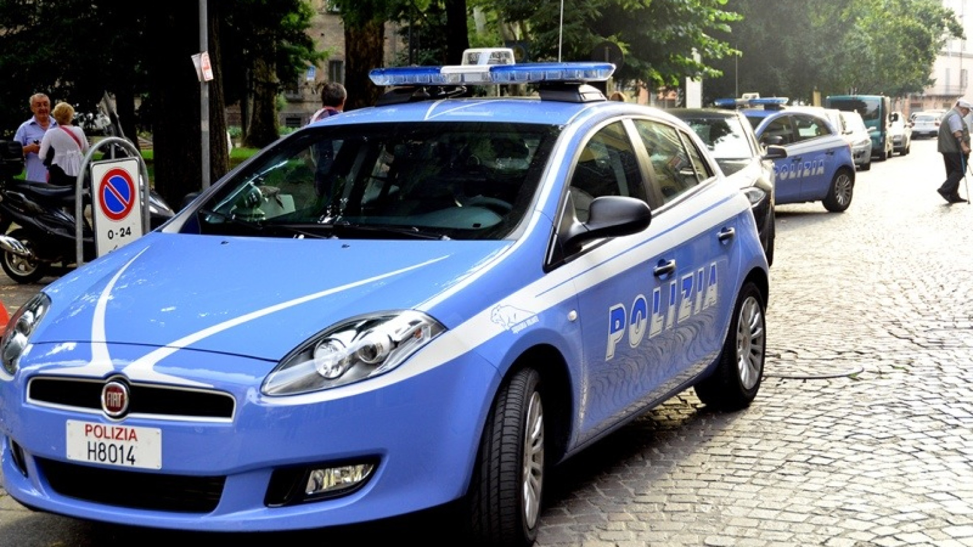Cerca di bloccare un uomo che danneggia un'auto in sosta: caos in via Alberoni