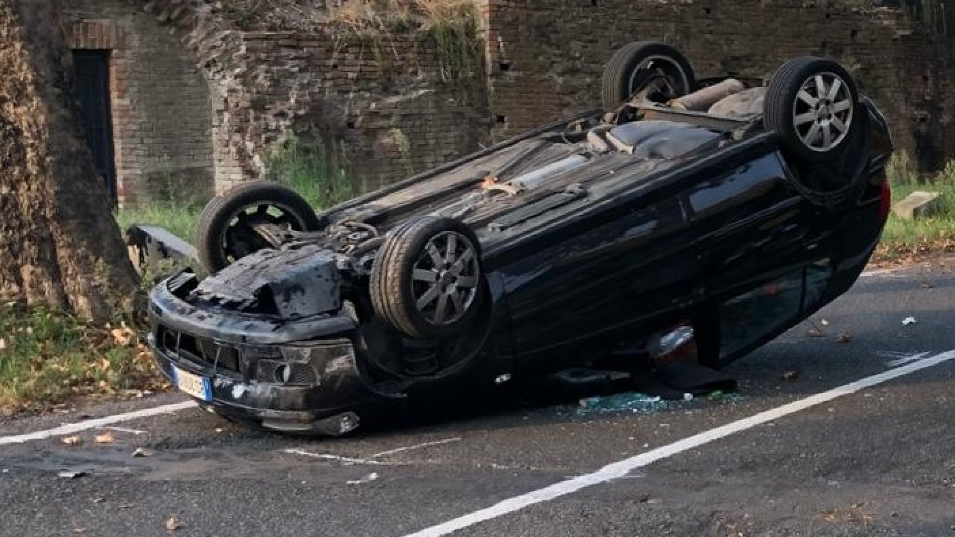 Auto perde il controllo e si ribalta in via Tramello: ferita una donna