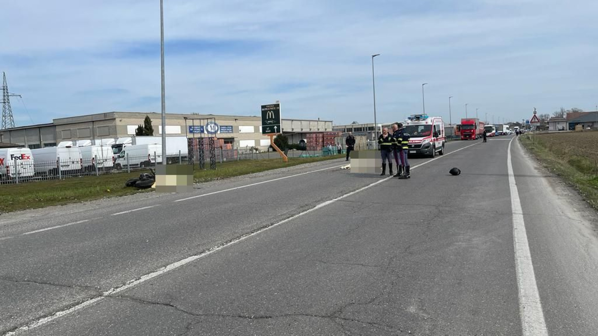 Via Emilia, fatale l'impatto contro un palo della luce: morto motocilista 38enne